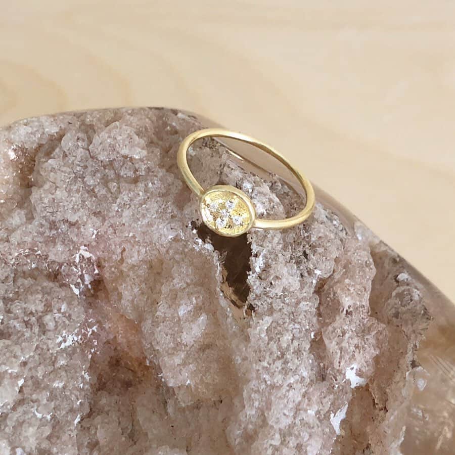 ミキアさんのインスタグラム写真 - (ミキアInstagram)「mikia k18 diamond cross ring  TBSドラマ 日曜劇場「テセウスの船」にて、上野樹里さんにご着用頂いております。  #mikia #mikiajewelry #ring #necklace #k18 #gold #jewelry #diamond #テセウスの船 #上野樹里 さん」2月21日 14時48分 - mikiajewelry