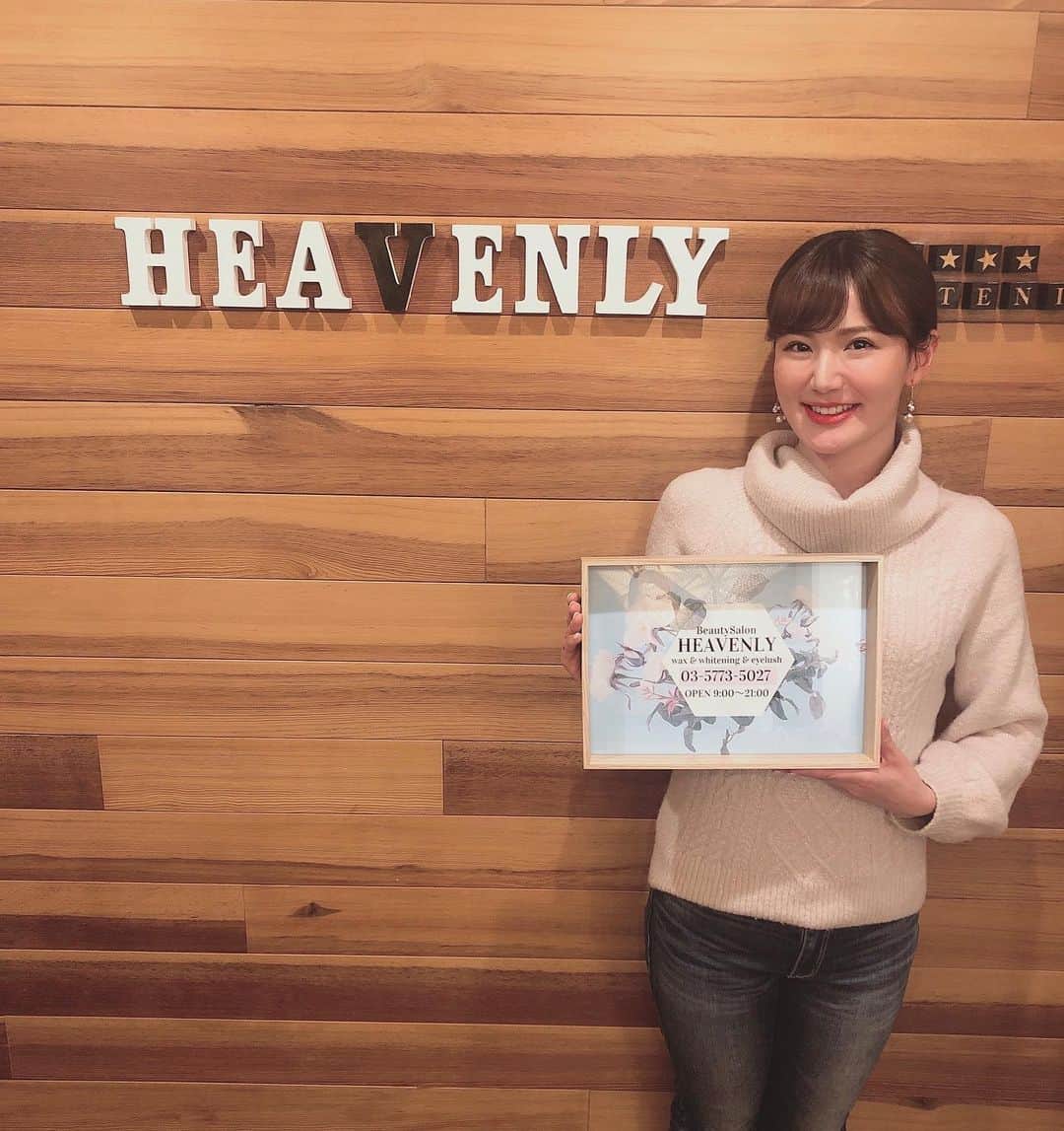 のインスタグラム：「﻿ ﻿ 撮影前に、ヘブンリー中目黒@heavenlywaxandwhiteningeyelush ﻿ で、歯のホワイトニングに行ってきたよ🦷✨﻿ ﻿ ﻿ コーヒーが好きで１日2〜3杯飲んじゃうから、﻿ 定期的にホワイトニングに行ってるよ😆💕﻿ ﻿ ﻿ 今回は、４トーン上がってビックリ‼️👀✨﻿ 久しぶりだったからなぁ…🤣💦﻿ ﻿ ﻿ 歯医者のホワイトニングは﻿ 色素を抜いて白くするらしいけど、﻿ ヘブンリーのセルフホワイトニングは﻿ 徐々に白くして歯の表面をコーティングして色素を付きにくくしてくれるみたい‼️🦷✨﻿ ﻿ ﻿ 何よりもお手頃価格で、﻿ 気になった時や撮影前など自分のペースで施術できるのが嬉しい😆💕﻿ 中目黒の駅近なのでアクセスも👍✨﻿ ﻿ ﻿ ヘブンリーでは、ブラジリアンワックスと﻿ セルフホワイトニングの両方が受けられるよ🌟﻿ ﻿ ﻿ 優しいお姉さんが丁寧に教えてくれるの…😭﻿ ありがとうございました❤️﻿ ﻿ ﻿ ﻿ 「那津あやこのインスタみた」と言ってもらえると、通常2照射1万円➡︎2980円に‼️﻿ さらにプラスで1照射プレゼント‼🎁✨﻿ ﻿ ﻿ ぜひ行ってみてね💁‍♀️💕﻿ ﻿ ﻿  #セルフホワイトニング #ホワイトニング #インスタ映え #インスタ歯へ #オーラルケア #痛くない #安心 #安全 #美人歯 #歯のホワイトニング #美容 #隠れ家サロン #簡単 #結果の出るサロン #ブラジリアンワックス #脱毛 #エステ #ビューティー #ワックス #モデル #ハーフモデル #インスタグラマー #サロンモデル #中目黒 #那津あやこ #rq #racequeen #レースクイーン #モデル #タレント」