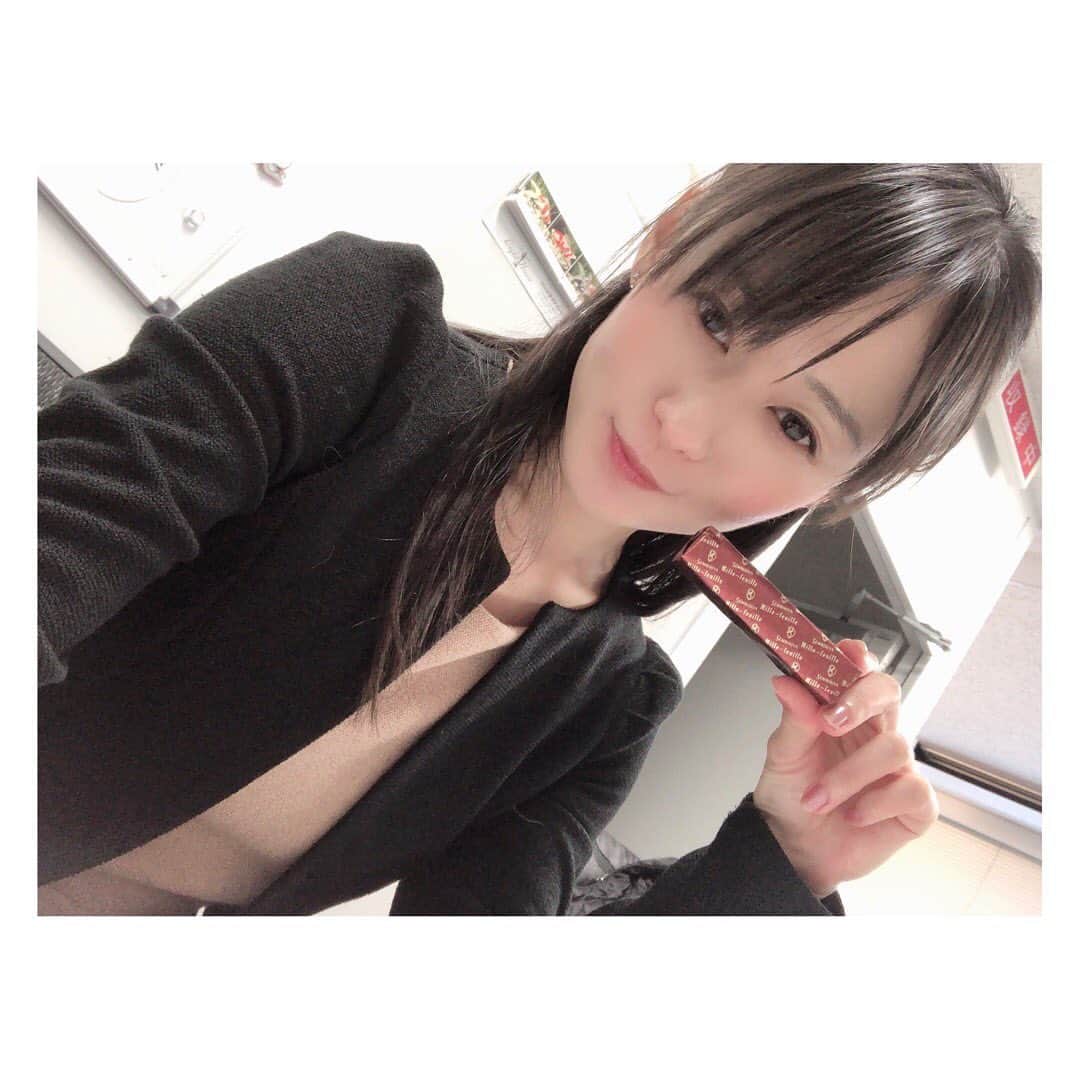 柳野玲子のインスタグラム：「おやつ💓 この後は原稿読み、メイク直し＆ヘアセットしてリハーサル→本番😊✨ 今日も頑張ろう🥰 そして、今週もお仕事お疲れ様でした💓 #おやつ #千疋屋 #ミルフィーユチョコレート #仕事前のひととき #もぐもぐタイム #デイリーニュース #キャスター」