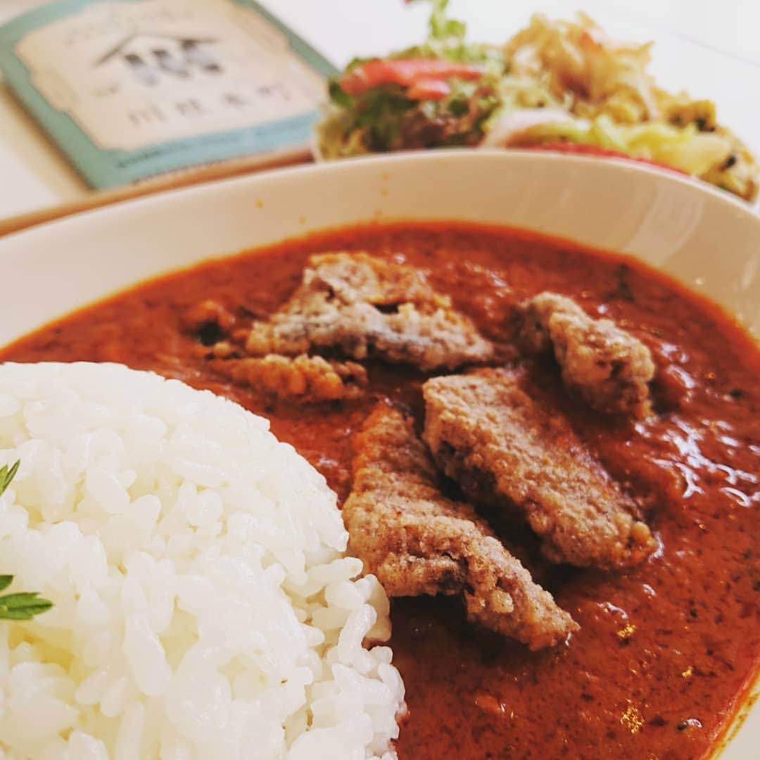 kawanepassportのインスタグラム：「千頭駅前「カフェうえまる」 @cafe.uemaru  インド風ジビエカレーのNewバージョンです。  サクサクの鹿肉フライがのってます。  インド風なのでスパイスきいててけっこう辛いです。 辛いの好きな人にはオススメ♪  このあと食べた新作のプリンが 超美味しかった😋🍴💕 毎日Instagramで情報発信してくれているので、フォローしてください☺️ @cafe.uemaru」