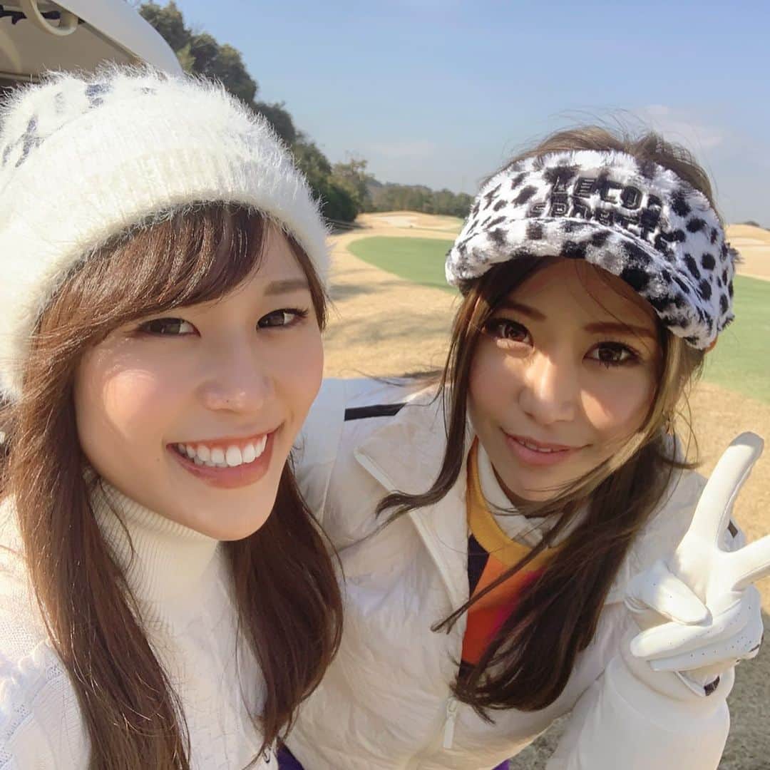 のインスタグラム：「昨日はやっとやっと2020年の初ゴルフ⛳️初打ちドライバーショットは意外にナイスショットから始まったので今年はゴルフうまくなっちゃうんちゃーう？！😍っと期待しつつ、前回大雨でアウトしかまわれなかったブリストルヒルゴルフクラブリベンジ！！…グリーン早いし難しいから覚悟はしてたんやけどみんながこのコース難しいって言う意味初めてのインコースまわって痛感しました😭ボール何個無くしたんやろ😵OUT46.IN59…105もたたいちゃった💦 OB、ワンペナ祭りでしたね😅こんな日もあるさ…よし今年もゴルフちゃんと練習して頑張ろ！  @golftoday_birdies  @lecoqgolf_jp  #GTバーディーズ#ゴルフ女子#ゴルフコーデ #今年初ゴルフ#初スイング動画 #ドライバーシャット#golfer #ゴルフ #ゴルフ女子 #ゴルフ大好き #golfholic #instagolf #高尔夫球 #골프 #ゴルフコーデ #ゴルフ #golf  #golfer #golfgirl #golflife #ladiesgolf #golfstagram #lovegolf」