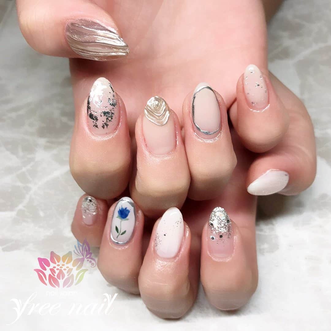 free nail フリーネイルのインスタグラム：「. お客様ネイル💅🏻❄️ . ミラーニュアンスネイル🌝 . 透明感溢れるアシメデザイン💠💎✨ . ご来店ありがとうございました🙇🏻‍♀️🙇🏻‍♀️🙇🏻‍♀️💗 . #ネイルアート #ジェルネイル #ネイルサロン #大阪ネイルサロン #ネイルデザイン #ネイルチェンジ #ニュアンスネイル #ミラーネイル #アシメネイル #メタリックネイル #ホワイトネイル #シルバーネイル #デザインネイル #トレンドネイル #シンプルネイル #大人ネイル #冬ネイル #winternails #nailsart #nailsdid #美甲 #日式美甲 #日式美甲胶 #日本美甲师 #日本美甲老师 #美甲上课 #日本胶 #フリーネイル #freenail」