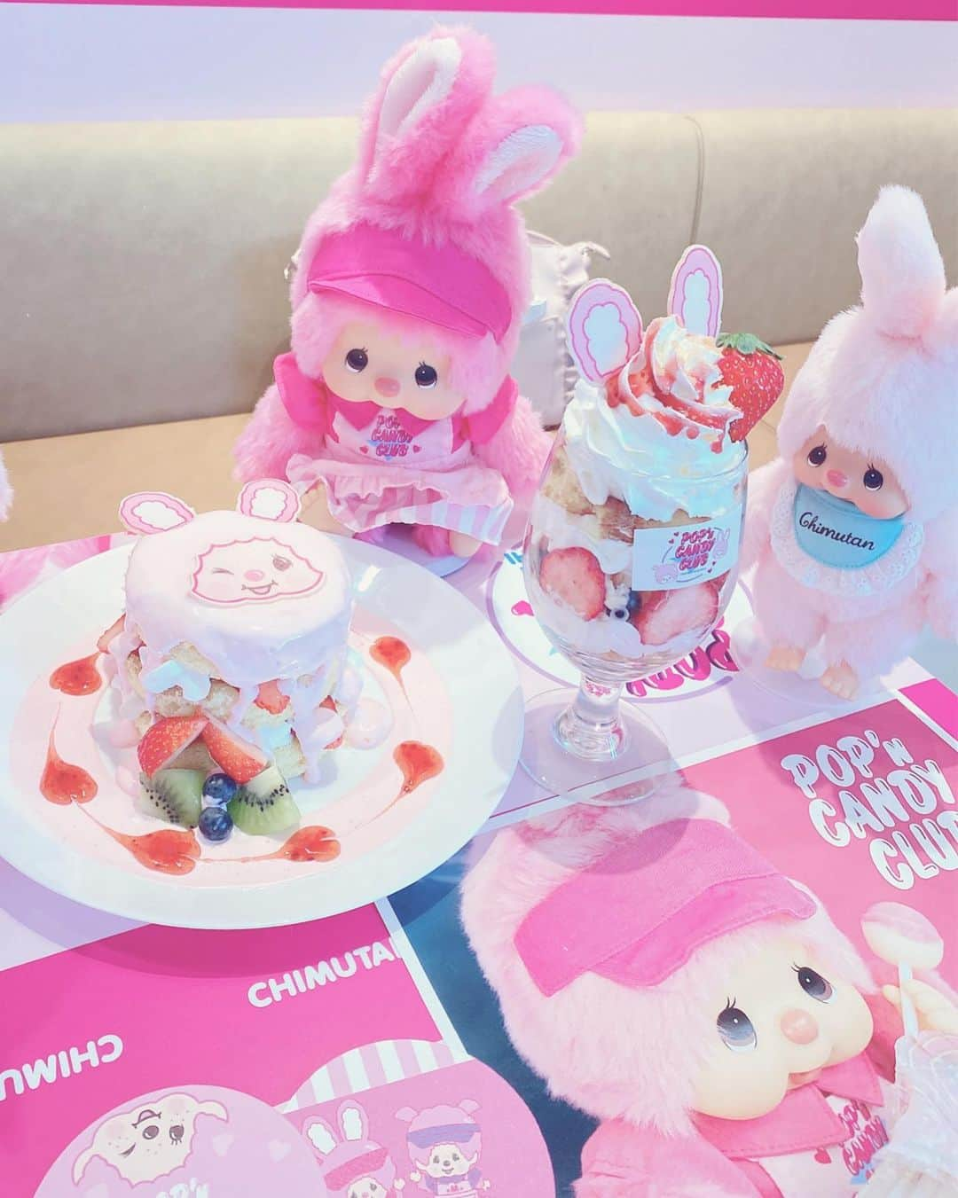 伊藤芽衣さんのインスタグラム写真 - (伊藤芽衣Instagram)「チムたんのコラボカフェ🎀﻿ 【POP’n CANDY CLUB♡】﻿ ﻿ 本日オープン！﻿ ﻿ さっそくお邪魔してきました♡﻿ ﻿ チムたんも空間もメニューも﻿ かわいすぎました🥺♡﻿ ﻿ ますますチムたんが﻿ 大好きになっちゃいました…♡ ﻿ ﻿ #ポップンキャンディクラブ　#チムたん﻿ #原宿アルタ　#テラスカフェグルマンディーズ﻿ #gourmandisecafe #milkbottle #milkbottledrink ﻿ #うさみみ　#ガーリーコーデ　#原宿カフェ﻿ #スイーツ女子　#めいちカフェ巡り　#カフェ巡り﻿ #ぬい撮り　#パンケーキ　#パフェ」2月21日 15時11分 - itoumei