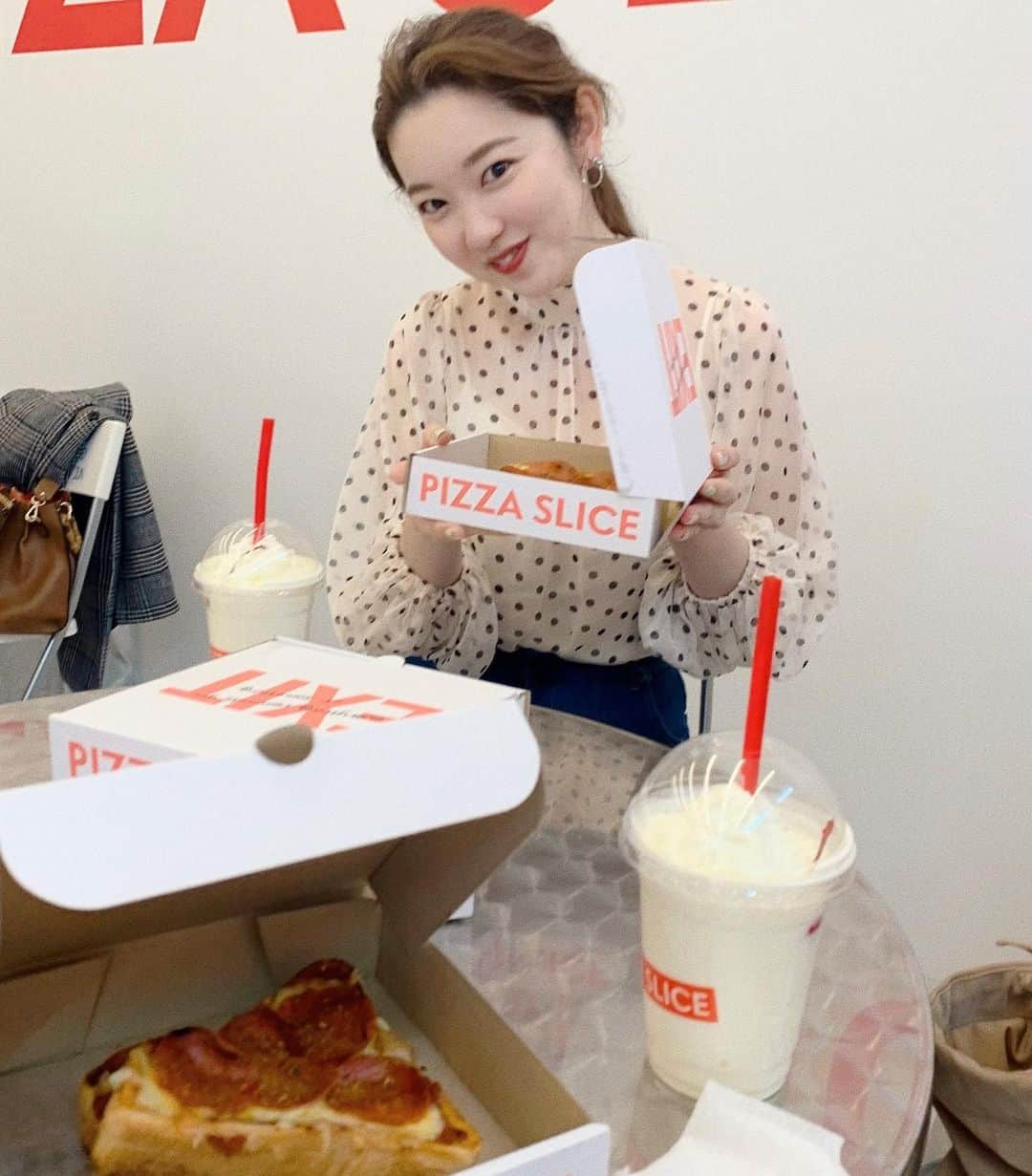 mina hinokuchiさんのインスタグラム写真 - (mina hinokuchiInstagram)「. この前ディレクターの原田さんと PIZZA SLICEのキッチンカーでランチ🍕 ポテトもパンもサクサクで美味しかったけど、 このミルクシェイクがとっても美味しかった！🥛 パッケージも素敵◎◎ . #pizzaslice #pizzaslicetokyo #渋谷PARCO #渋谷パルコ #POPBYJUN #mina_カフェ」2月21日 15時23分 - miiinah