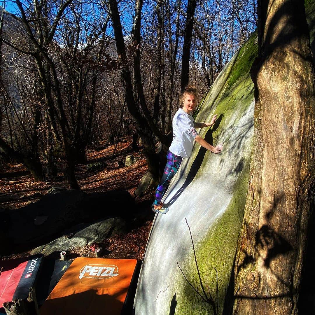 カロリーネ・ジンフーバーさんのインスタグラム写真 - (カロリーネ・ジンフーバーInstagram)「that proud slab moment 😃 #slabislife 📷 @klaunzer.maya (Neverending Story, 6C)  @sosolid_official @belmezattitude @frictionlabs @scarpa_at @natureclimbing . . . . . #climbing #klettern #bouldern #bouldering #swiss #slab #neverending #cresciano #girl #iloooveit #winter #summer #outdoor #girlswhoclimb」2月21日 15時44分 - karo_sinnhuber