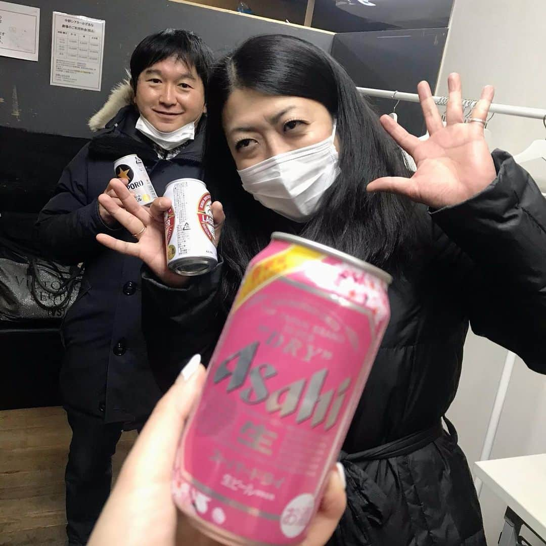 小石田純一さんのインスタグラム写真 - (小石田純一Instagram)「ライブ終わりに乾杯！  #お笑いライブ #乾杯 #缶ビール #トレンディクラブ #頼知輝 さん #お笑い芸人 #ピン芸人 #芸人 #小石田純一 #ものまね芸人 #中野シアターかざあな  #楽屋」2月21日 15時36分 - koishida.trendy