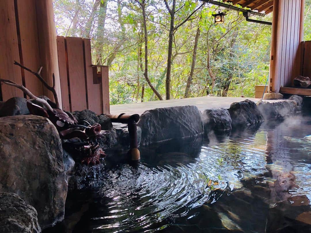 有福温泉 旅館ぬしやさんのインスタグラム写真 - (有福温泉 旅館ぬしやInstagram)「もうすっかり冬景色ではなく昼間はポカポカなぬしやでございます。露天風呂に光が入り、湯気が幻想的に見えます♨️ #ぬしや #旅館ぬしや #温泉旅館 #露天風呂♨️ #有福温泉 #島根県」2月21日 15時37分 - nushiya_arifukuonsen