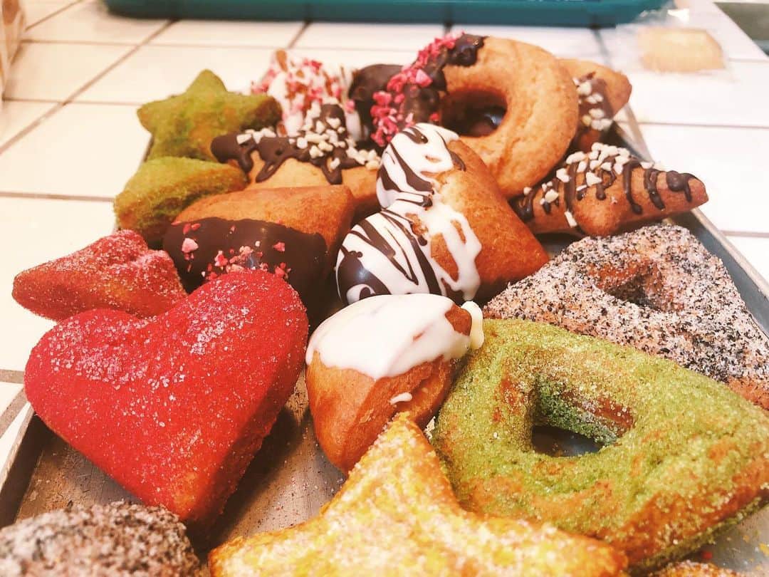 アヤカ・ウィルソンさんのインスタグラム写真 - (アヤカ・ウィルソンInstagram)「. Donuts Party on set🍩 You can’t say you’ve made it in a acting job without getting a donut at the end HAHAHA😋 . 今日の現場はドーナツだらけ！！ 手作りお菓子のパラダイスだ😆♥️ . #donuts #filming #ドーナツ #楽しい現場」2月21日 15時41分 - ayakawilson_official
