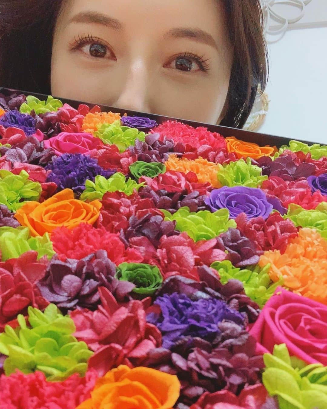 あべまみのインスタグラム：「お花を頂きました💐 鮮やかな色と大きさにビックリ🙄✨！！！！！ ・ #花#🌹🌹🌹#flowers#present#suprise#nicolaibergmann#happy#smile#japan#instadaily#instagood#写真好きな方と繋がりたい#꽃」