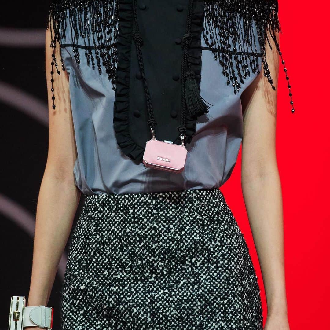 Vogue Taiwan Officialさんのインスタグラム写真 - (Vogue Taiwan OfficialInstagram)「#vogueMFW﻿🇮🇹 ﻿ @prada 本季也趕搭超迷你小包的熱潮，推出品牌經典款包包的縮小款，可以變成腰帶的扣頭、掛在脖子變項鍊，還可以變身手錶戴腕上，精緻可愛，太想擁有了！﻿ ﻿ ﻿ #VogueMFW #米蘭時裝週 #milanfashionweek  #2020aw @@prada #prada﻿ ﻿ ✒️#annyting」2月21日 15時45分 - voguetaiwan