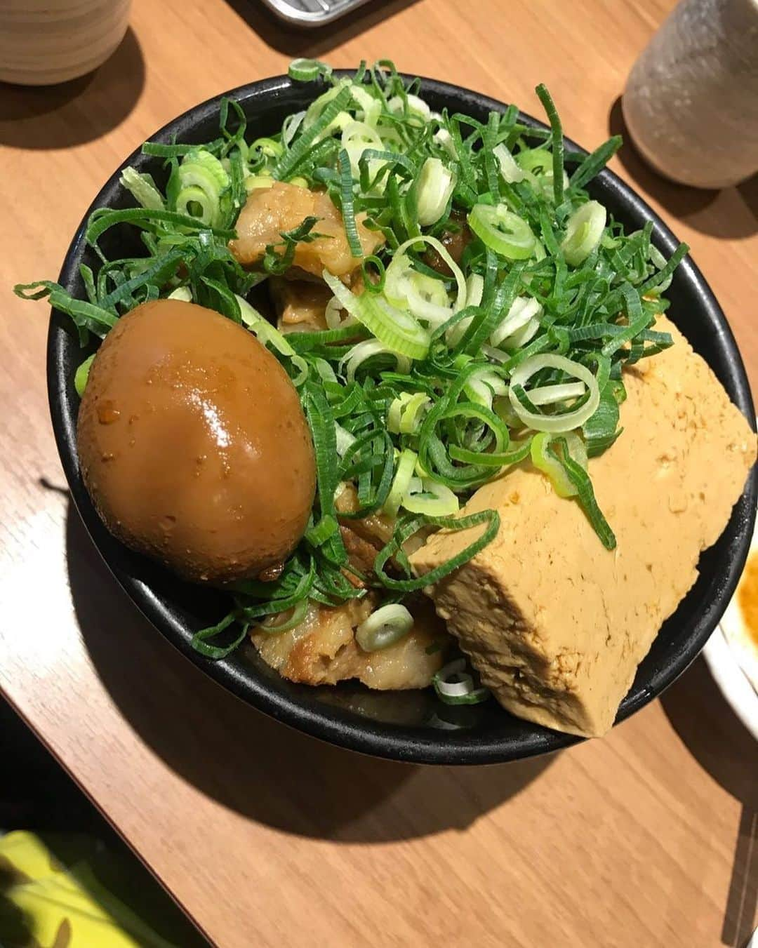 クロちゃんさんのインスタグラム写真 - (クロちゃんInstagram)「朝昼兼用ご飯は、肉飯だったしん！  昨日の夜飯も食べなかったので、1日分だと思えば少ないでしょ。 ご飯は少なめだもんで。」2月21日 15時54分 - kurochandesuwawa