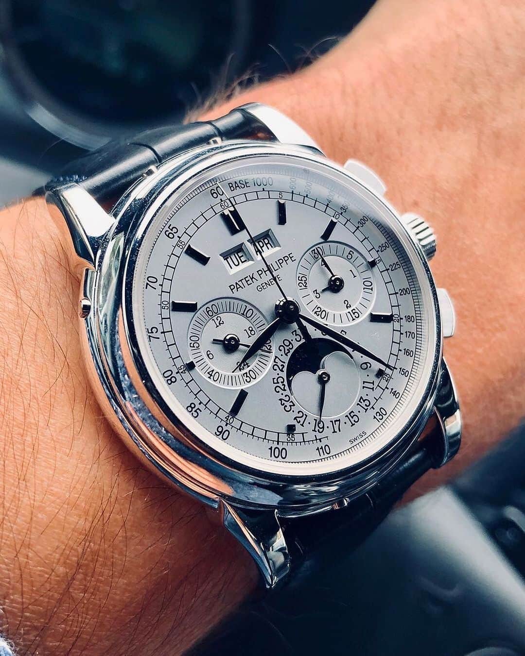 Daily Watchさんのインスタグラム写真 - (Daily WatchInstagram)「Wristshot with the Patek Philippe Perpetual Calendar Chronograph Ref 5970G 👌🏼 Photo by @watchrookiee」2月21日 16時11分 - dailywatch