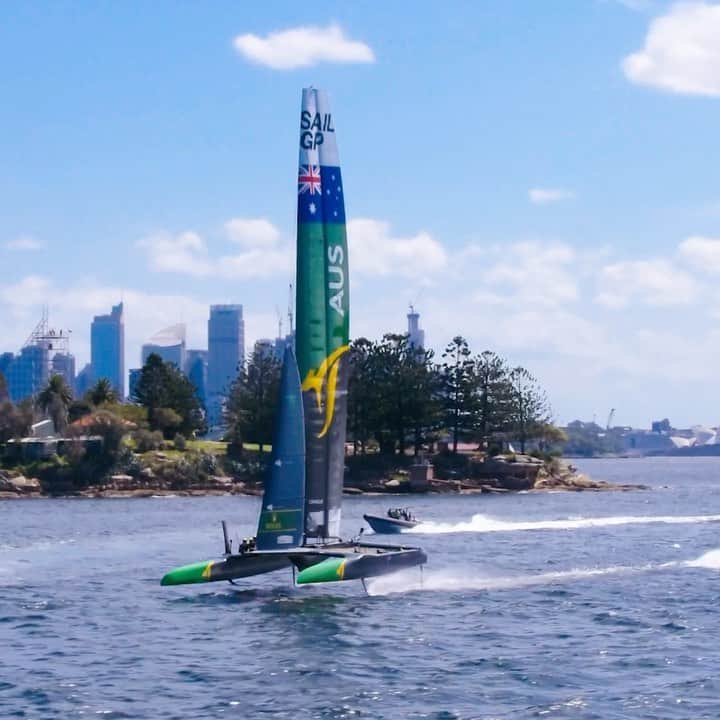 ジョン・ジョン・フローレンスのインスタグラム：「I’ve never gone so fast on a boat.  Thanks @tslingsby for letting me drive, such an incredible experience! @sailgpaus @sailgp」