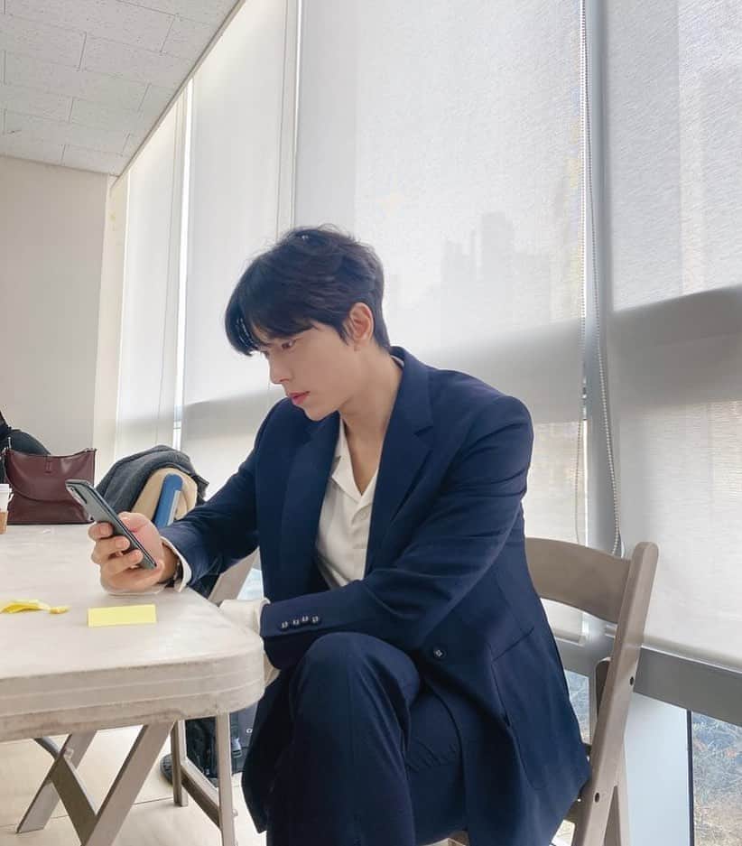 ユン・ヒョンミンのインスタグラム：「오늘 밤 9시 #mnet #내안의발라드 가 첫방송 됩니다~^^ 발라드로 뭉친 여섯남자들의 이야기. 즐겁게 봐주세요~🤣」