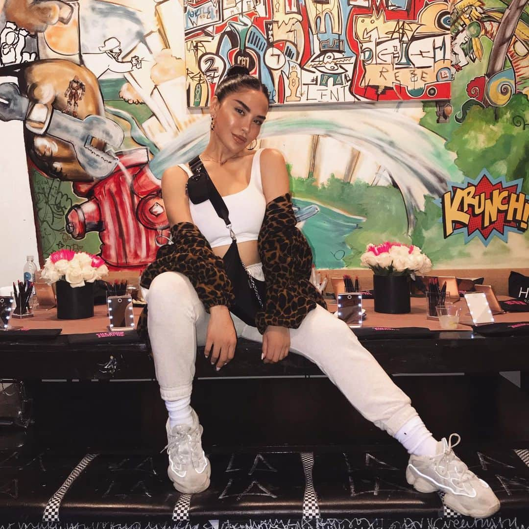 iluvsarahiiさんのインスタグラム写真 - (iluvsarahiiInstagram)「Snacks belong on the table 😏❤️ thanks for having me tonight @hauslabs ——————————————————— Top @tigermist  Sweats @cottonon  Sneakers @yeezymafia  Jacket @balenciaga」2月21日 16時13分 - iluvsarahii