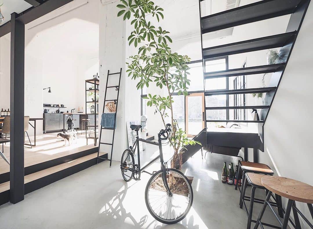 響のインスタグラム：「最近あったかいから近所なら自転車です🚲✨ 日当たり良くていいけど、まだここで夏経験してないから、室温がどーなるか心配です🤣笑 ・ その他のworksは→ @theclock_ て #リノベーション#インテリア#建築#デザイン」