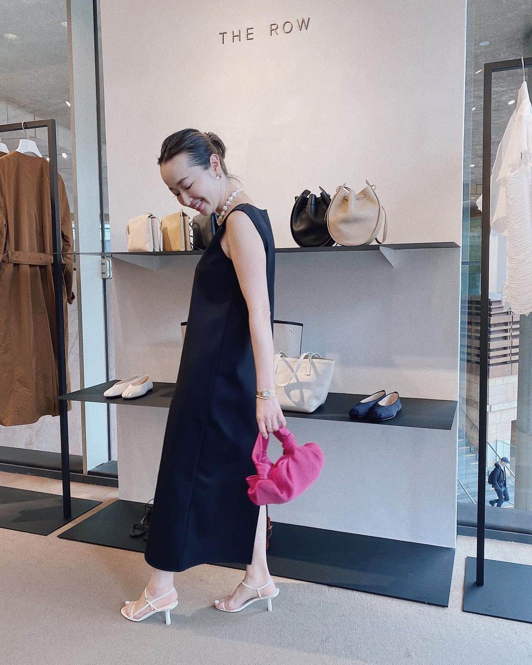 のインスタグラム：「@therow 💗 六本木ヒルズの @estnation_jp 内にオープンしたTHE ROWのショップへ。素敵なウエアに、新作バッグやシューズのサイズも豊富でした👀💕 私の着ているワンピースはダイバー風のプクッとした素材感で、軽くてシワにならず旅行にも最適でお勧めです🤍🤍🤍　#therow #akiweng #estnation #エストネーション #翁安芸」