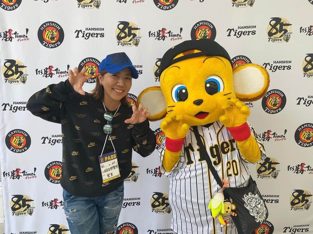 宮里美香さんのインスタグラム写真 - (宮里美香Instagram)「*** 沖縄に帰って来ましたー！ やっぱり地元は落ち着く。 . 昨日は午前中に練習とトレーニングを終わらせて、阪神のキャンプを観に行ってきました！ . 矢野監督、福留さん、糸井さんにお会いしてお話しまですることができました☺️ . キー太君、可愛いかったな〜❤️ . 濱さん、色々とありがとうございました🙏 @3106ruru . #okinawa  #阪神タイガース #キャンプ #矢野監督 #福留孝介 選手 #糸井嘉男 選手　 #キー太 くん #めっちゃ可愛かった #サイン書いてもらった  #刺激をいただきました  #ありがとうございました」2月21日 16時22分 - mikamiyazato_official