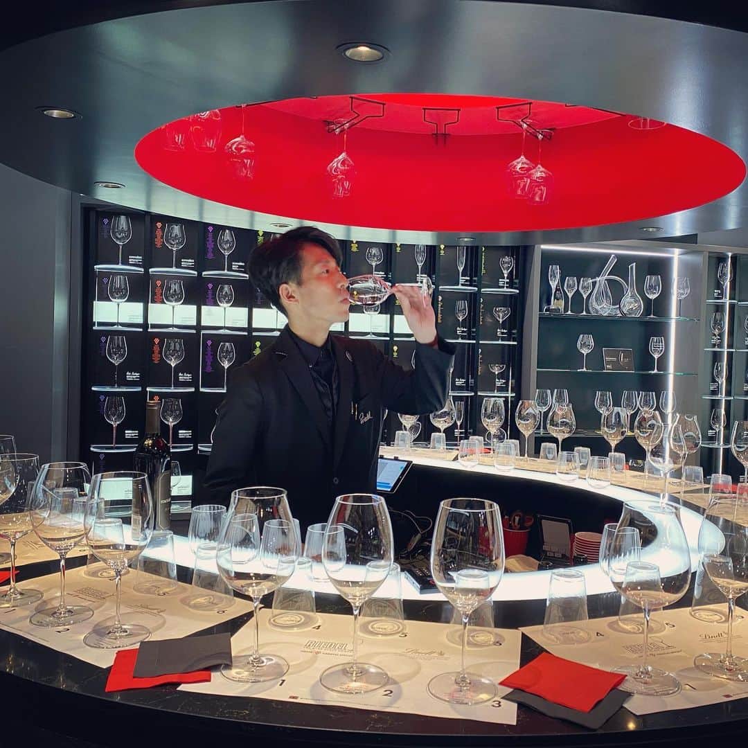 ひぐち君さんのインスタグラム写真 - (ひぐち君Instagram)「リーデル銀座店にて「ひぐち君の日本ワイン会」番外編〜菅沼さんによる「リーデル・赤ワイン用グラス飲み比べ」セミナー🍷 グラスが違うと「水」の味わいも変化するんです。ワインなら尚更。品種の個性を活かすも殺すもグラス次第。このセミナーを体験すると、ワイン人生が変わります。ワインの価格より、グラスの価格を上げるという選択肢もありです😊 #riedel #ginza  #リーデル #銀座 #wineglass  #pinotnoir  #syrah  #cabernetsauvignon  #wine #vin #vino #winetime #winelover  #instawine #wineexpert  #tokyo  #オンライン #ひぐち君の日本ワイン会  https://lounge.dmm.com/detail/1486/ #lindt  #chocolate」2月21日 16時23分 - higehiguchi