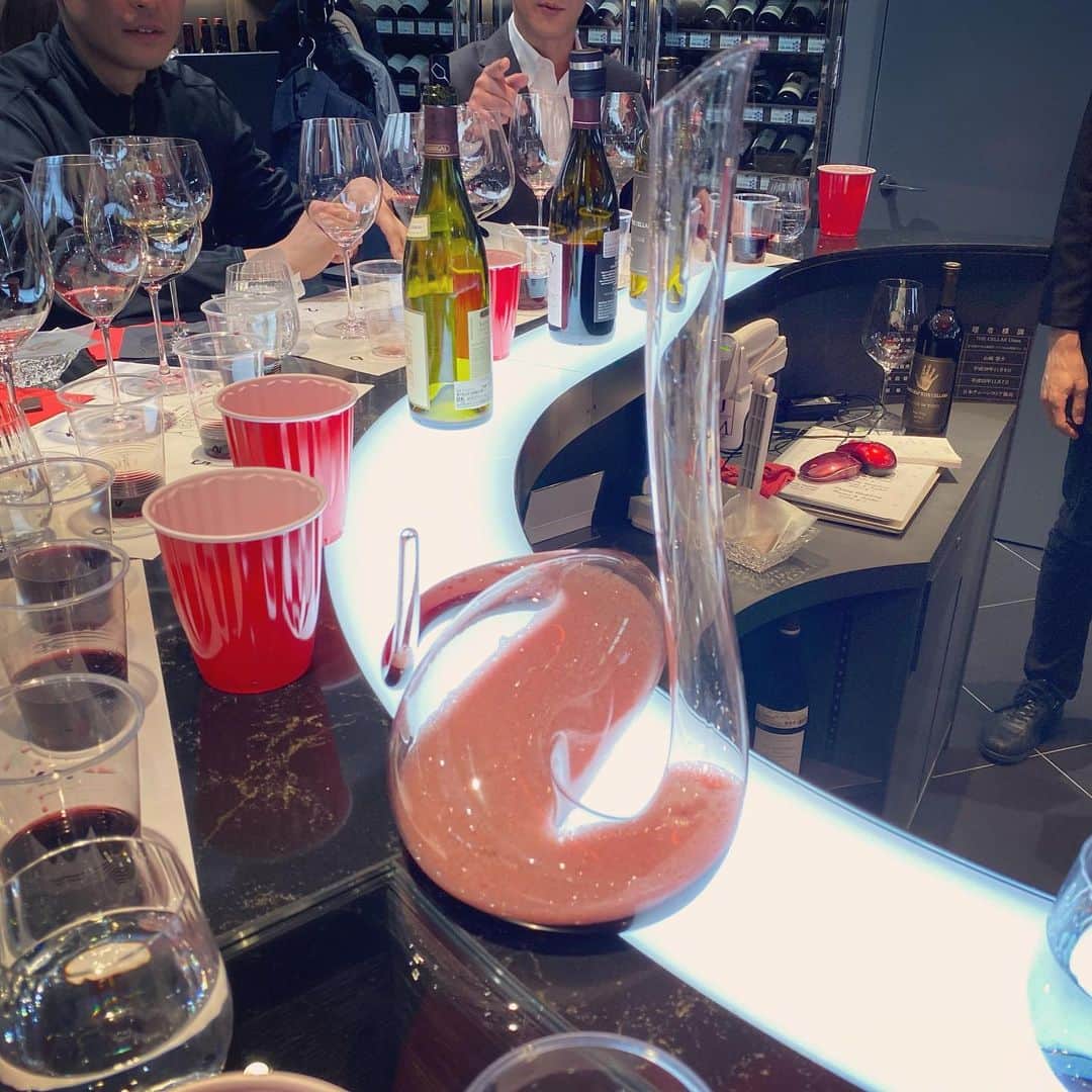 ひぐち君さんのインスタグラム写真 - (ひぐち君Instagram)「リーデル銀座店にて「ひぐち君の日本ワイン会」番外編〜菅沼さんによる「リーデル・赤ワイン用グラス飲み比べ」セミナー🍷 グラスが違うと「水」の味わいも変化するんです。ワインなら尚更。品種の個性を活かすも殺すもグラス次第。このセミナーを体験すると、ワイン人生が変わります。ワインの価格より、グラスの価格を上げるという選択肢もありです😊 #riedel #ginza  #リーデル #銀座 #wineglass  #pinotnoir  #syrah  #cabernetsauvignon  #wine #vin #vino #winetime #winelover  #instawine #wineexpert  #tokyo  #オンライン #ひぐち君の日本ワイン会  https://lounge.dmm.com/detail/1486/ #lindt  #chocolate」2月21日 16時23分 - higehiguchi
