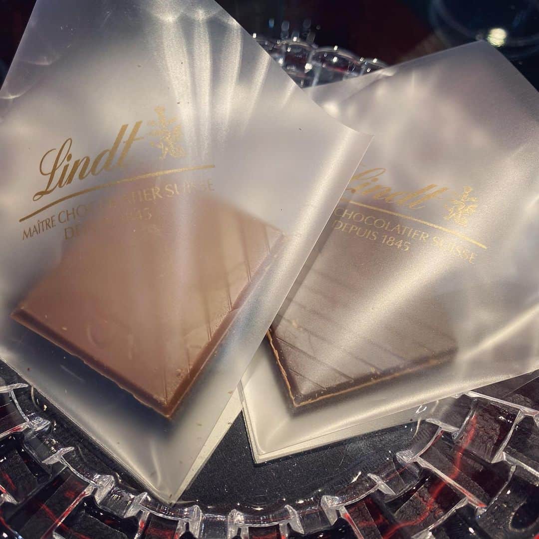 ひぐち君さんのインスタグラム写真 - (ひぐち君Instagram)「リーデル銀座店にて「ひぐち君の日本ワイン会」番外編〜菅沼さんによる「リーデル・赤ワイン用グラス飲み比べ」セミナー🍷 グラスが違うと「水」の味わいも変化するんです。ワインなら尚更。品種の個性を活かすも殺すもグラス次第。このセミナーを体験すると、ワイン人生が変わります。ワインの価格より、グラスの価格を上げるという選択肢もありです😊 #riedel #ginza  #リーデル #銀座 #wineglass  #pinotnoir  #syrah  #cabernetsauvignon  #wine #vin #vino #winetime #winelover  #instawine #wineexpert  #tokyo  #オンライン #ひぐち君の日本ワイン会  https://lounge.dmm.com/detail/1486/ #lindt  #chocolate」2月21日 16時23分 - higehiguchi