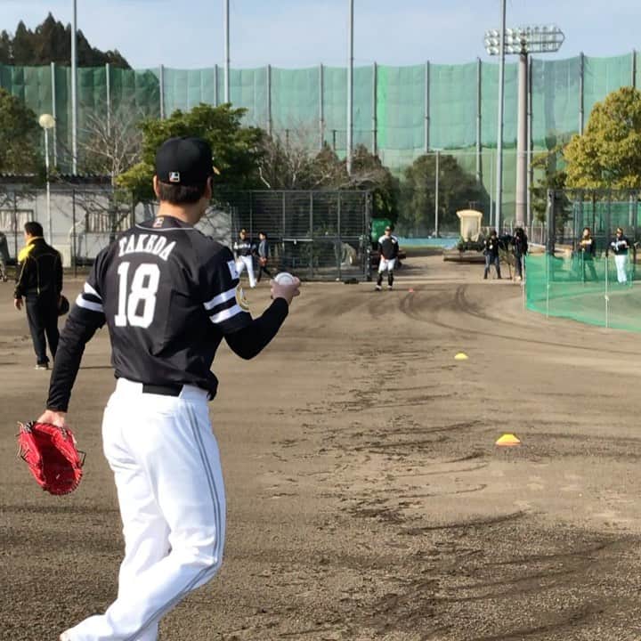 のインスタグラム：「慎重に順調に距離伸ばして 投げてます☺️50m程 ここからの投球は出力、負担が少し多く掛かるのでより慎重に🧐 炎症が起こるとまた逆戻りからだから、こういう時こそ物足りないぐらいで辞めておくのが大事👍 本当に自分自身との対話です🔥 感覚が命ですね🧐  #キャッチボール#武田翔太#宮崎キャンプ#50m#無理せず#程々に#物足りない#ぐらいがちょうどいい #感覚#自分の身体と相談#着実に一歩ずつ #進むだけ #投げ方はこれから考えます👍」
