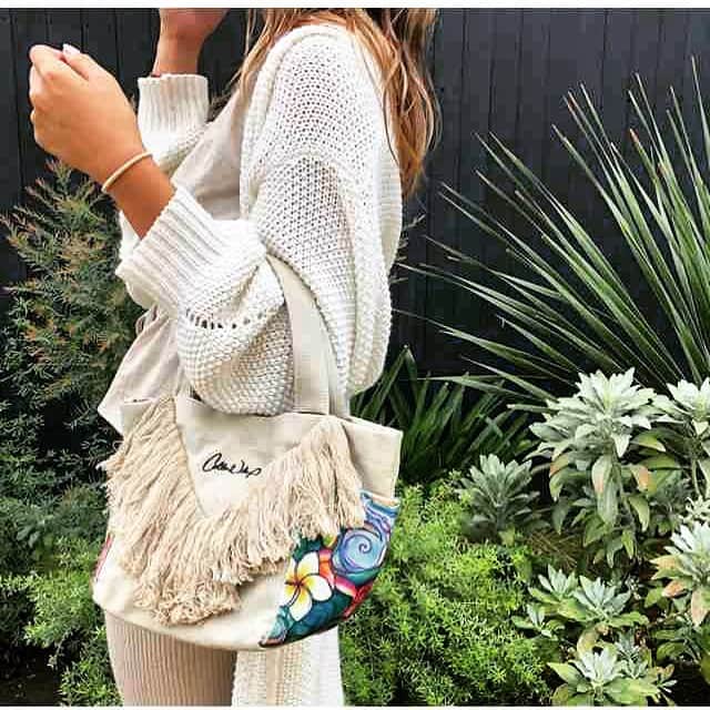 ラレイアのインスタグラム：「🌴 本日より24日9:59は au wowma店にてオープニングセールを開催中😍✨ ・ 大人気のVフリンジトートバッグ、カーキは完売となりました🙇‍♀️ こちらPARAD(ベージュ)、I/STY(パープル)のみとなります！ ・ 今ならau wowma店がお得なのでぜひcheckを😊💞 ・ ハイライト「au wowma」よりページに飛べるのでぜひご利用ください🧡  プレゼントにもおすすめです😊 ・ ・ ---La Leia Precious Life(ラレイア)--- @laleia_official ・ 楽天市場店 https://www.rakuten.co.jp/laleia-p-life/ ・ au wowma店 https://wowma.jp/user/52666346 ・ Yahooショッピング店 https://shopping.geocities.jp/laleia-p-life/ ・ ・ @laleia_official  @colleenwilcoxgallery_jp  #colleenwilcox#art#hawaii#aloha#surf#beach#laleia#ハワイ#フォトジェニック#インスタ映え#インスタ女子#アロハ#ビーチ#海を感じる雑貨#ラレイア#アート#ビーチガール#サーフスタイル#大人カジュアル#トートバッグ#コリーンウィルコックス#ギフト#プレゼント」