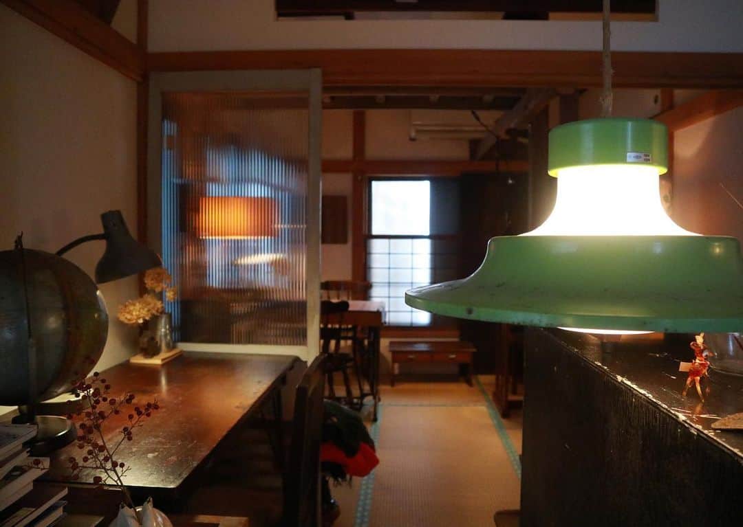 石井輝明さんのインスタグラム写真 - (石井輝明Instagram)「久我山。 確定申告の季節。 たまたま大阪の最後の年の給料を見つけたけど、こんなけしかもらってなかったんやってなった。 今は恵まれてるなぁ。 決してお金が全てじゃないんだけど。  #珈琲杖 #cafe #coffee #カフェ #東京カフェ #久我山カフェ #カフェ芸人 #昔のようにお金降ってこんかなぁとか思わなくなったけど #お金降ってきたら余裕で集めるなぁ #降ってきても無視する人とかおるんやろうなぁ #マークザッカーバーグとか無視するんやろうなぁ #マークザッカーバーグは降らせれるんだろうなぁ #イシイテッルーアーキは降らせれられんなぁ #何も降らせれんなぁ」2月21日 16時34分 - comandanteishii