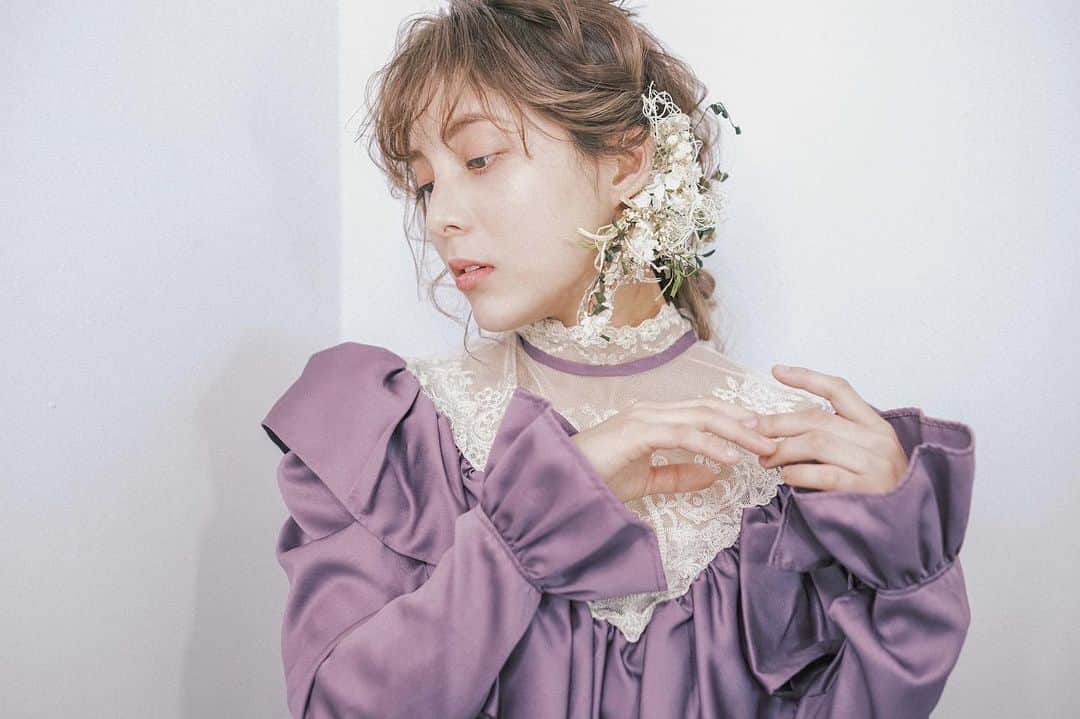 RabichePowのインスタグラム：「先日ヘアキャンプさんでの オンラインセミナー @haircamp.jp . 講師を務めささて頂いた @rabichepow.fuuji  フージーの編みおろしに合わせて わたしの作ったイヤーフックや ヘッドパーツを使用してくれました！ . @carrot.cake_rabichepow  スタイリスト目線だから作れるアクセサリー ラビッシュポーブライダルでご予約頂頂た花嫁様には 無料でレンタルしております〜 . @rabichepow.bridal  是非ご検討の際はお気軽にお問い合わせ下さい😊 . . #rabichepow#フージーアレンジ#かわいい#ヘアメイク」