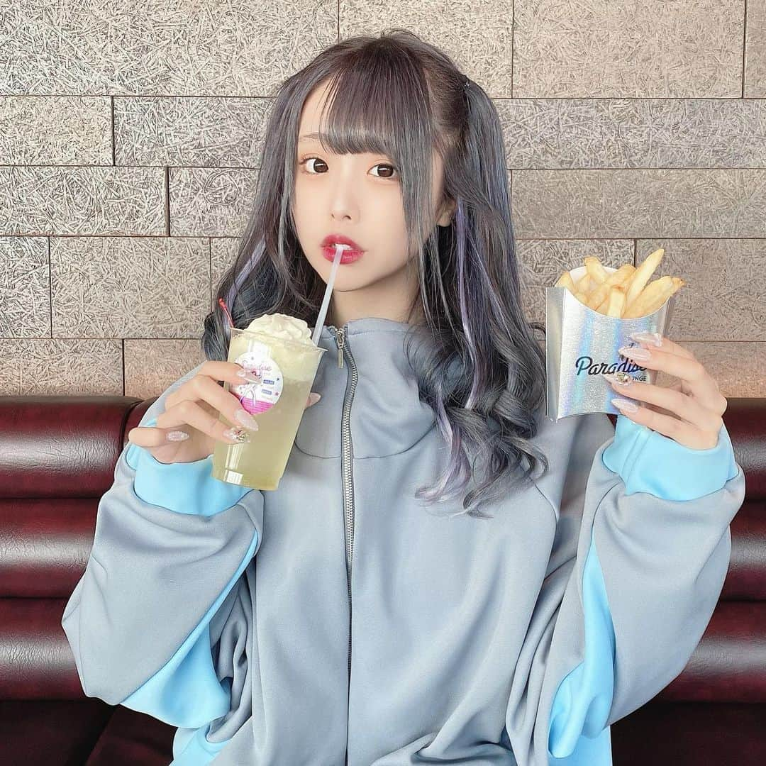 神楽ひなこさんのインスタグラム写真 - (神楽ひなこInstagram)「🍟🧃 . . . . . .  #YouTuber#ASMR#ユーチューバー#新宿#ミナミ#歌舞伎町#日本橋#メイド#コンカフェ#自撮り#ガーリー#韓国ファッション#量産型女子#自撮り女子#整形#美容整形」2月21日 16時38分 - hinako_kagura