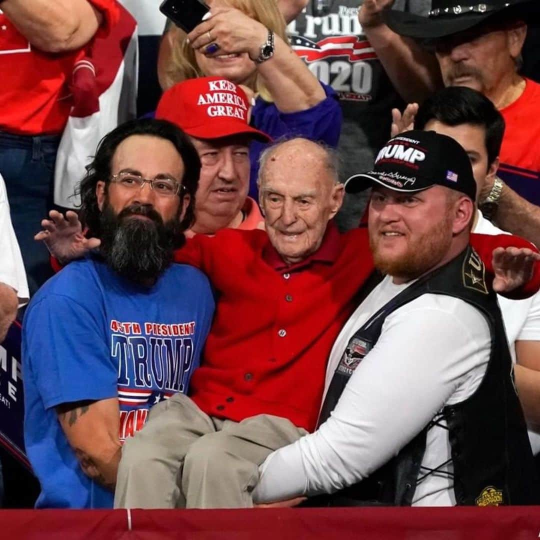 ドナルド・トランプさんのインスタグラム写真 - (ドナルド・トランプInstagram)「#Repost @foxnews ・・・ A group of Trump supporters on Wednesday was spotted carrying a 100-year-old World War II veteran to his seat before President Donald J. Trump's rally in Phoenix.」2月21日 16時40分 - realdonaldtrump