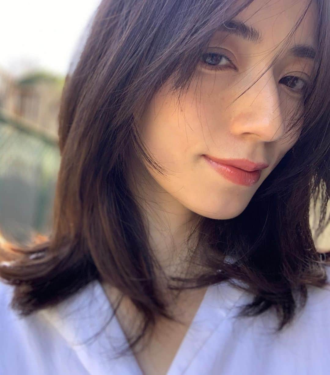 菊井亜希のインスタグラム：「3/3 発売の🌸 THREEシーズンコレクションキット💁‍♀️ 私はオススメしてもらった pink +greenで少しくすみ系なcoolを表現🤍 持つだけで気分があがるパッケージと、お花畑のようなアイパレット🎨 コンパクトなリップジャムは、瑞々しいのに濃厚な発色💋 THREEのネイルポリッシュは、いつもワクワクするカラー展開🌸 今シーズンも間違いなく素敵！ はぁ 愛おしい春がやってくる♡ @threecosmetics」