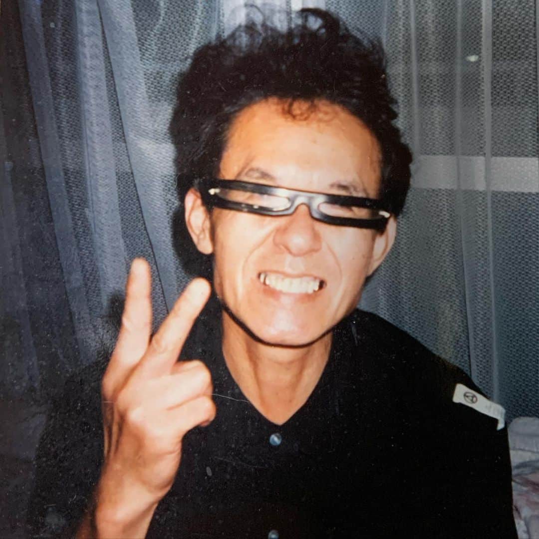 のインスタグラム：「2月15日に父が亡くなりました。 突然の事で未だに実感は無いけど、悲しい、寂しいという思いよりも葬儀をお手伝いして下さった皆様、氣志團メンバーをはじめ参列して下さった皆様、お花出して下さった皆様、電報を下さった皆様のお陰で楽しくて、賑やかで、幸せなお通夜と葬儀で送り出す事が出来た思います。 本当に本当に皆様ありがとうございました。  そして、父さん、どうしようもない馬鹿息子で何の親孝行も出来なかったけど、父さんが守って来た人、物をこれからは僕が必死で守るよ。  僕がそっちに行ったら、また一緒に美味しいご飯を食べよう。  それまで僕は負けないで踏ん張るよ。  またね。  本当にありがとう。  #白鳥枕蓮  #包丁無宿  #家族葬 #氣志團」