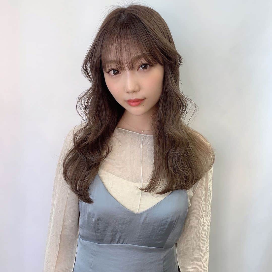 山根 栞菜のインスタグラム：「ストレートとカールとアレンジ👩🏼‍🦱3パターンをパパってしてもらった🌙神の手かおぱんサマ🤍初めて会ったときに比べて髪伸びてきて嬉し💙」