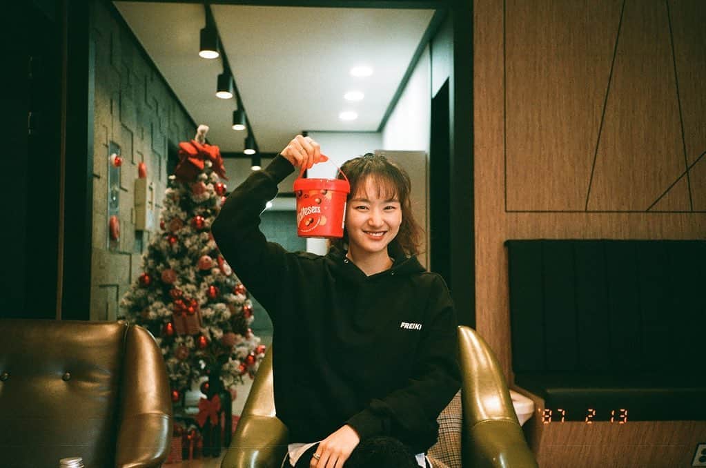 ウォン・ジナのインスタグラム：「카메라가 2019까지만 되서 강제 시간여행!」