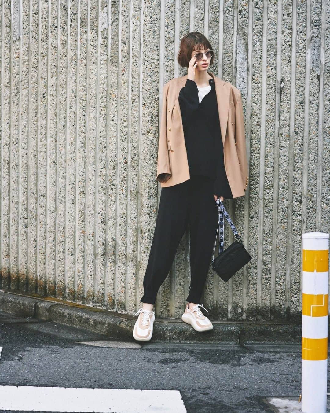 Uggさんのインスタグラム写真 Ugginstagram La クラウドスニーカー Giseleコーデ Ver 3 Beige Sneaker 心地よさと気品を一緒に 部分的なベージュでラフな上下とも女っぽいまま ゆったりとしたニットアップに厚みのあるソールで 高さ を出すことも 大人っぽ