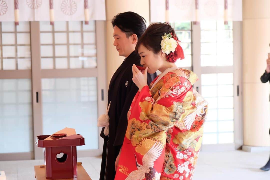 家族挙式さんのインスタグラム写真 - (家族挙式Instagram)「@kazoku_wedding をフォローして、 #家族挙式 でお写真を投稿してくださいね＊* . ------------------- 和装に身を包み きりりとしつつも 柔らかな表情の新郎新婦さま* 花嫁さまの真っ赤な色打掛が とても華やかですね＊ 和婚のサポートもお任せください◎  会場：#護国神社 ------------------- . ❁テレビCM放映中 ▹▸ ”家族挙式ベスト”なら 【挙式・衣裳・美容・写真】が含まれたプランが99,000円〜叶います＊ ▽予約はTOPのリンクから❁ >>> @kazoku_wedding ------------------- #家族挙式 #ベストアニバーサリー #家族 #Family #家族婚  #bestanniversary #少人数婚 #ウェディング #結婚式準備 #結婚式 #フォトウェディング #プレ花嫁 #卒花 #日本中のプレ花嫁さんと繋がりたい #花嫁 #卒花嫁 #国内挙式  #weddingdress #ウェディングドレス #プラコレ #Dressy花嫁 #2020秋婚 #2020春婚 #2020夏婚 #2020冬婚 #セントアクアチャペル #色打掛 #神前式 #和装挙式」2月21日 17時02分 - kazoku_wedding