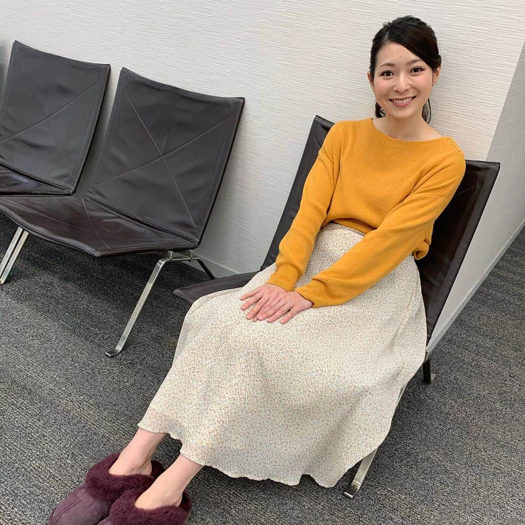 住田紗里さんのインスタグラム写真 - (住田紗里Instagram)「先週の週刊ニュースリーダーの衣装です。 スカートが花柄でした〜 春先どり？  トップス→anySiS スカート→merlot  #週刊ニュースリーダー #衣装 #anySiS #merlot #春 #花柄」2月21日 16時57分 - sarisumita_ex