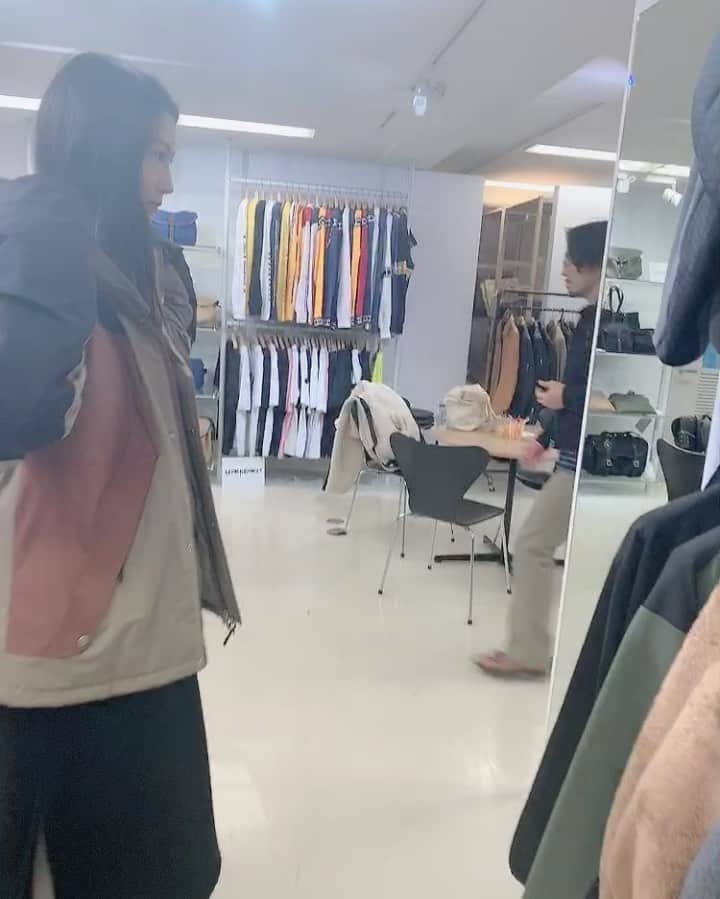 のインスタグラム：「@capeheights  ケープハイツの2020 A/W🍂☃️展示会にて。 動画で着ているアウターの色違いをオーダーしました♫ 秋口から着られそうな軽さで登山するときにも着て行きたいです⛰🥾 ケープハイツのアウターはどれも機能的で暖かく、冬が楽しみになるものばかりでした💛 ・ ・ ・ #capeheights  #ケープハイツ #2020aw #展示会 #秋冬アウター #機能的 #가을  #겨울 #일본모델 #모델」