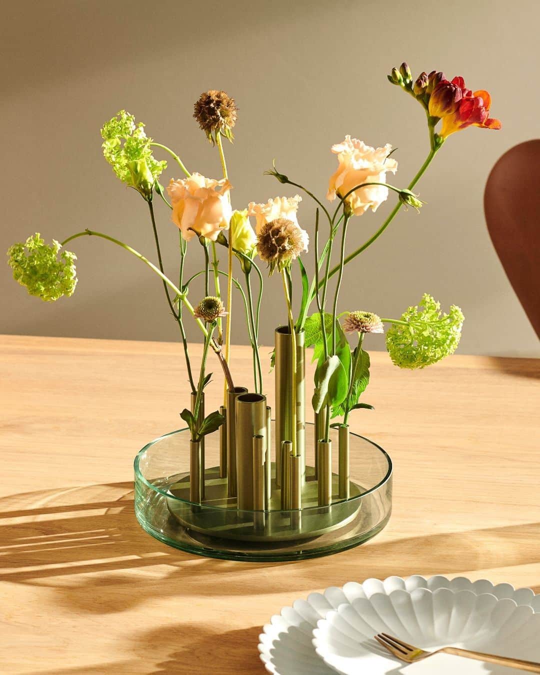 フリッツハンセンさんのインスタグラム写真 - (フリッツハンセンInstagram)「Meditate on the beauty of every flower with the new Ikeru vase by Jaime Hayon, exclusively for Fritz Hansen. Because every flower is unique.  Explore more via link in bio  #fritzhansen #ikeru #jaimehayon #accessoriesbyfritzhansen  #vase #인테리어디자인 #북유럽디자인 #北欧インテリア #프리츠한센 #フリッツハンセン」2月21日 17時00分 - fritzhansen