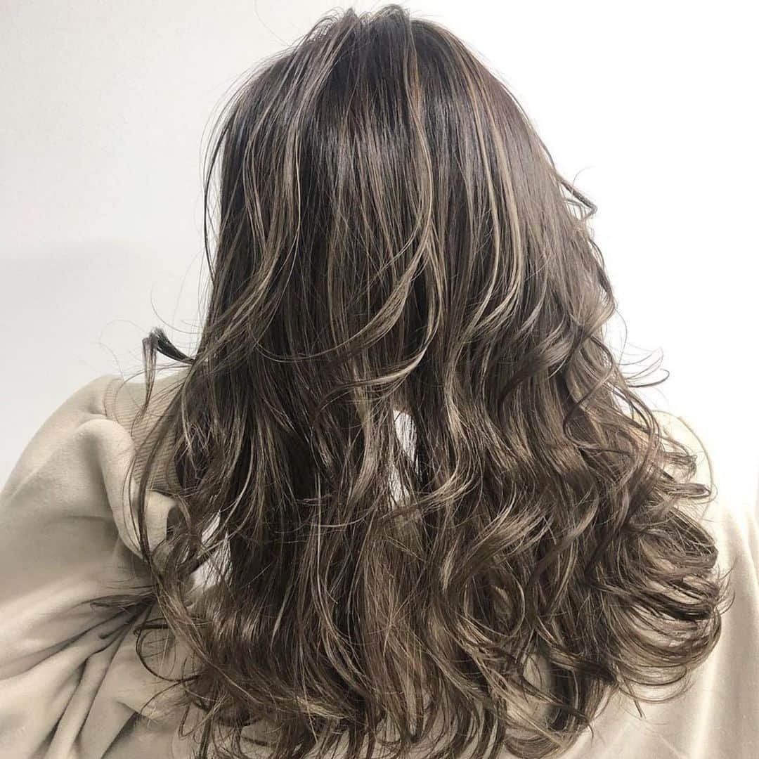 ALIVEさんのインスタグラム写真 - (ALIVEInstagram)「💇‍♀️#エアータッチ #ハイライト﻿ こちらのヘアーは 表参道店 @yohei_alive が担当しました！﻿ .﻿ エアータッチとは、自然に馴染む筋感、﻿ 極細な幅感から、コントラストを活かした、﻿ 陰影さがハッキリわかる筋感までできるバレイヤージュをベースとしたカラースタイルです🌿﻿ エアータッチの入れ方にもよって数多くのカラースタイルができます🙆🏻‍♀️﻿ .﻿ #美容院 #美容室 #表参道 #表参道美容室 #ヘアスタイル #美容師 #サロンモデル #サロモ #ヘアカラー #バレイヤージュ #バレイヤージュカラー #エアタッチ #エアータッチ #美容学生 #ヘアサロン #ヘアカタログ #alivehair #アディクシーカラー #外国人風 #外国人風カラー #巻き髪 #ハイライト #ハイライトカラー」2月21日 17時00分 - alivehair