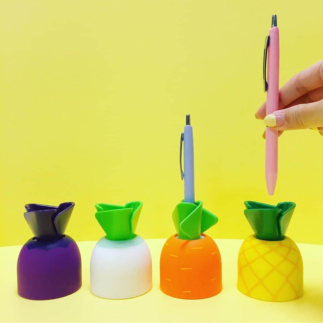 リヒトラブ 公式さんのインスタグラム写真 - (リヒトラブ 公式Instagram)「ペンを入れると自動でホールドするペンスタンドにかわいい食べ物シリーズが登場しました。ダイコン・ニンジン・パイナップル・ナスの4種類です。お気に入りのペンやタッチペンの収納にぴったりです。 .  This is a pen stand that automatically holds when a pen is inserted into the wide opening. The adorable vegetable series includes 4 types: Radish, Carrot, Pineapple and Eggplant. Perfect for storage your pen or touch pen. . #ペンスタンド#penstand#lihitlab #リヒトラブ」2月21日 17時06分 - lihitlab._official