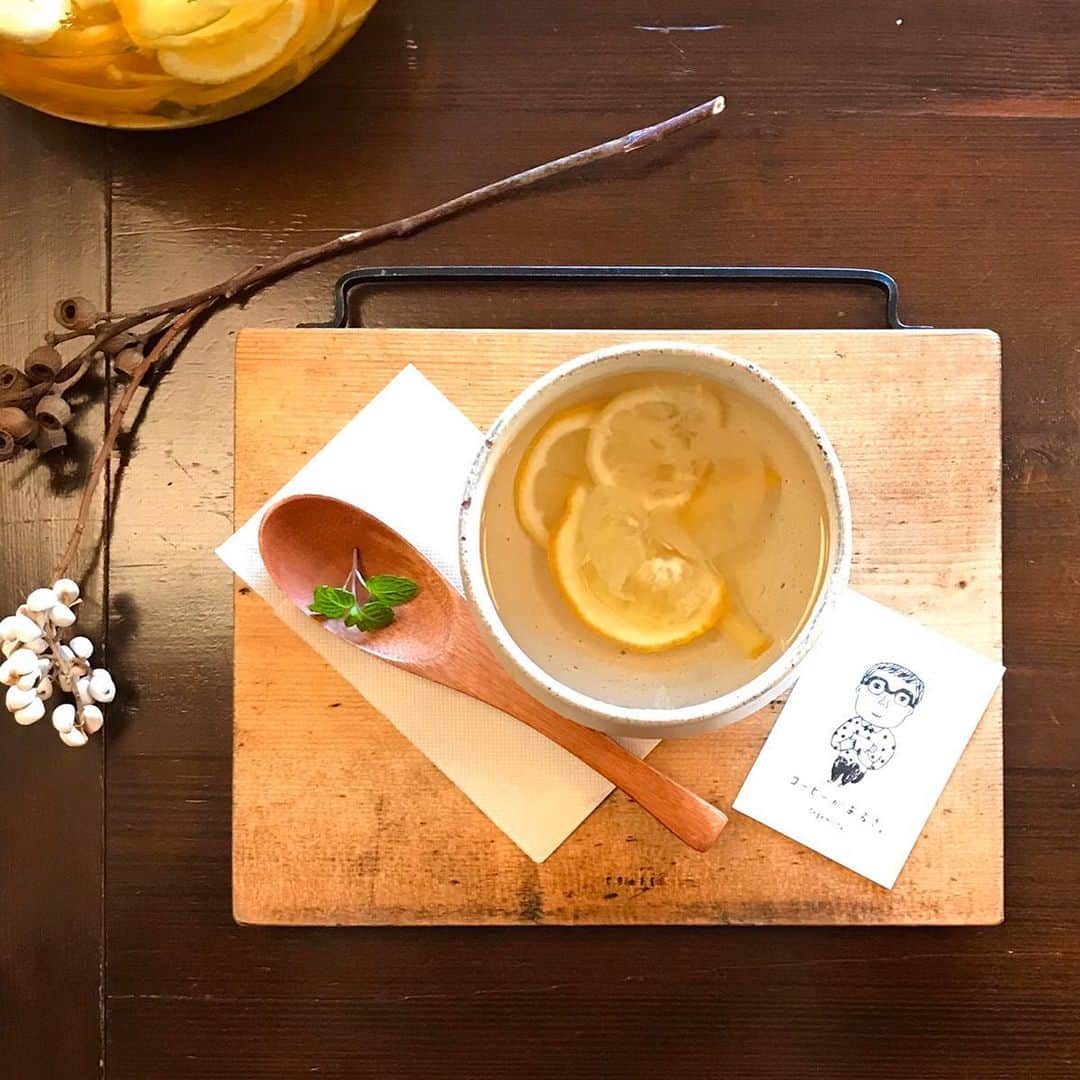 手紙社さんのインスタグラム写真 - (手紙社Instagram)「tegamisha 【本とコーヒー tegamisha カフェ】 日中はあたたかくなってきましたが、ふとした時に冷えそうなこの頃。からだの中からあたたまる、自家製シロップ〈ゆずレモン〉のお湯わりもご用意しております。もちろん、気温が高い日にはソーダわりや水わりもおすすめです。 2月24日月曜日は振替休日のため、通常営業しております。皆さまのご来店を心よりお待ちしております。 . 2020.2.21.fri . #手紙舎#手紙社#本とコーヒーtegamisha#柴崎#書店#カフェ」2月21日 17時19分 - tegamisha