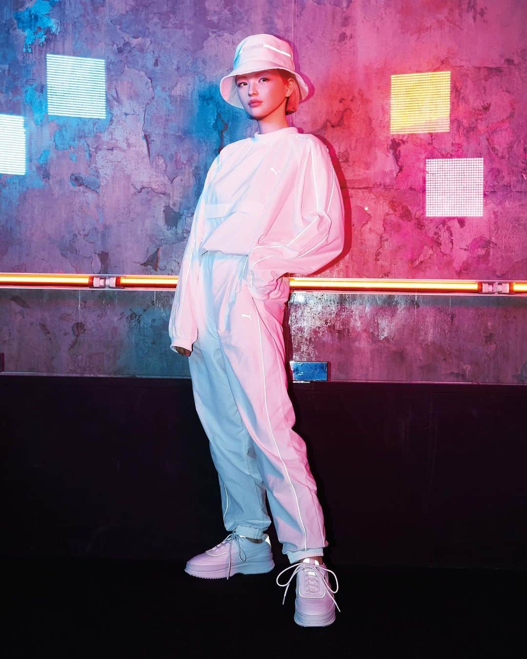のインスタグラム：「💋SLY💋 PUMA x SLY 2020 SPRING COLLECTION __________________________________ 前回好評を博した第一弾に続き、 待望の 「PUMA x SLY」第二弾のコラボレーションが実現。 ㅤㅤㅤㅤㅤㅤㅤㅤㅤㅤㅤㅤㅤ 進化し続ける東京の‟イマ“を表現した PUMA x SLY のセカンドコレクションは 春らしいカラーリングに加え、 全アイテムに共通してリフレクトを用い 都会的なテクニックの効いたアイテムがラインナップ。  SPORTY STYLE が叶うスペシャルコレクションは、 ロング Tシャツ、ミニスカート、 ロングコート、プルオーバートップス、 ジョガーパンツ、バケットハット、スニーカーの計7型展開。  気になるアイテムは、今すぐ画像をタップ☝__________________________________ #PUMAxSLY #SLY #PUMA #SHELTTERWEBSTORE #SWS」
