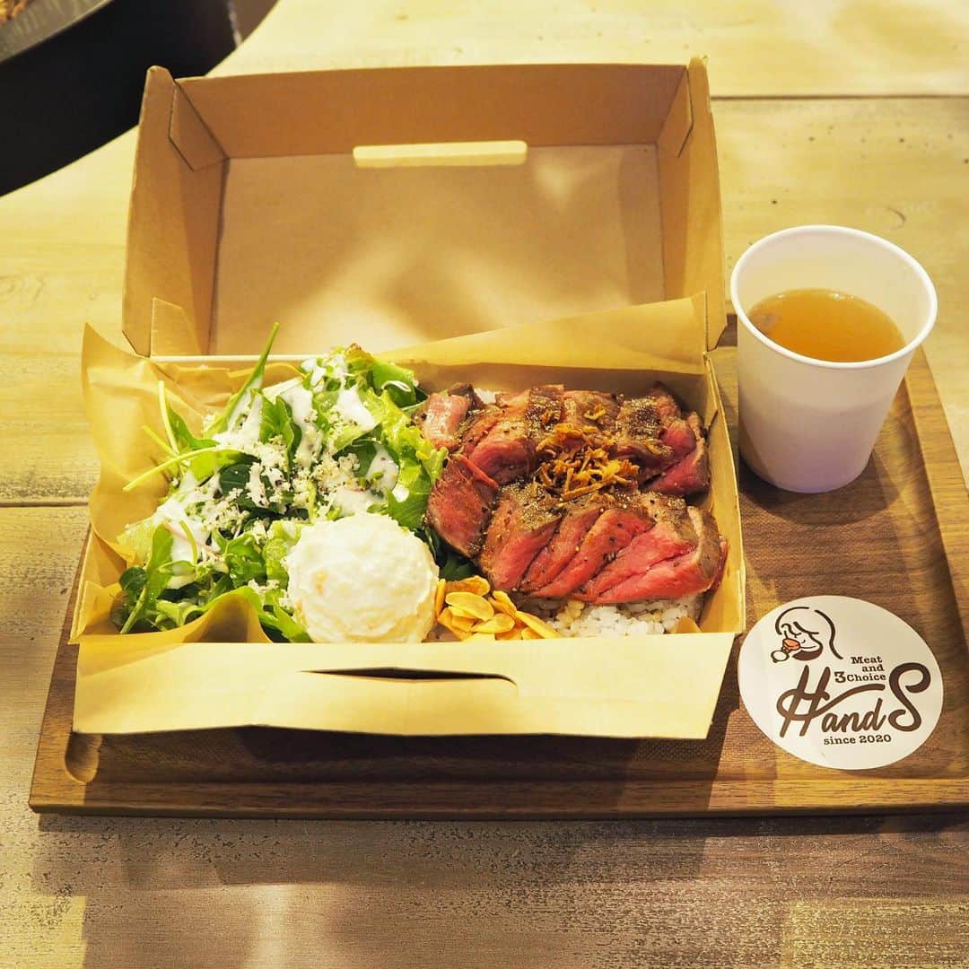 EST osaka-umedaさんのインスタグラム写真 - (EST osaka-umedaInstagram)「EST FOODHALLの〈シェアゾーン〉に出店する「MEAT&3Choice HandS（ミート アンド スリーチョイス ハンズ）」！ ・ MEAT&3Choice HandSは、肉卸直営店「ロマン亭」でおなじみの、岡山フードサービスの新ブランド。 “365日安心して食べていただく”をコンセプトに、自慢の肉料理・主菜・副菜などをチョイス。 サイズ別の均一価格でオリジナルボックスが作れます♪ ・ ・ ・ ・ ■Beef Steak Rice 牛赤身ステーキ・ライス・グリーンサラダ・ポテトサラダの定番メニュー！ ・ MEAT&3Choice HandS（肉料理） TEL：06-6225-7884 ・ @hands.est #エスト #梅田エスト #梅田est #umedaest #梅田 #umeda #大阪 #osaka #오사카 #ミートアンドスリーチョイスハンズ #meatand3choicehands #梅田ランチ #梅田居酒屋 #大阪グルメ #ランチ #グルメ #飯テロ #おいしいもの #食べスタグラム #グルメ女子 #グルメ好きな人と繋がりたい #グルメ部 #フードホール #foodhall #エストフードホール #estfoodhall #肉好き #肉料理 #肉スタグラム #ロマン亭」2月21日 17時13分 - est_umeda