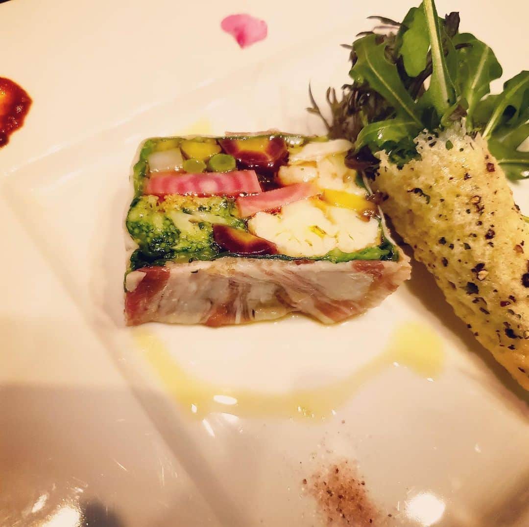 のインスタグラム：「本日のおすすめ！ 「淡路島野菜のテリーヌ」 ふんだんに使用した淡路島野菜とパンチェッタでテリーヌに仕上げました。 同じく淡路島野菜の辛味野菜をグラナパダーノチーズのブーケを添えて。  限定の為お早めにどうぞ(^-^)！ #トラットリアドーニ#渋谷駅近イタリアン#渋谷グルメ #マークシティ近く#淡路島野菜#淡路島食材#テリーヌ#チュイル#ブーケ#パンチェッタ」