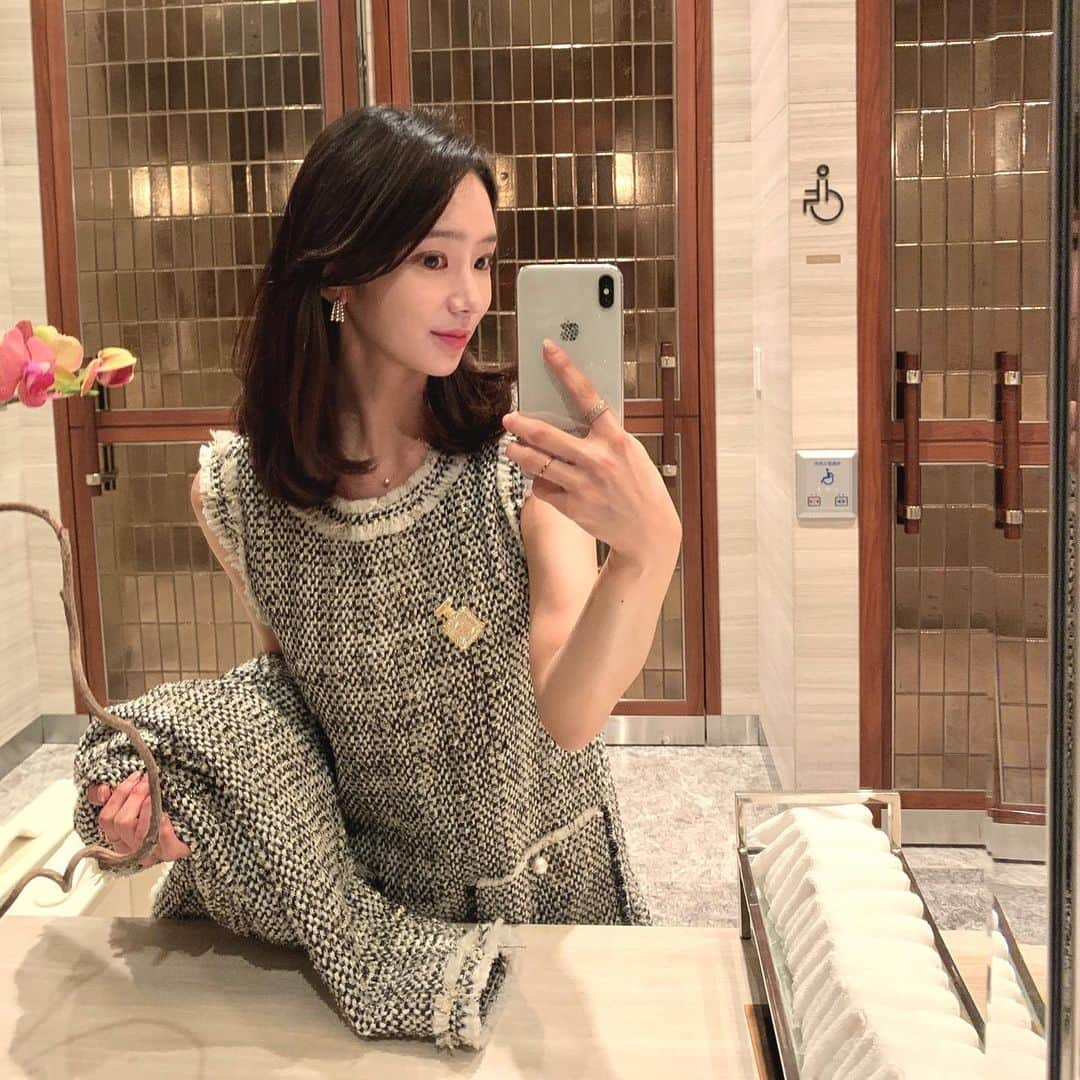 キム・ミニさんのインスタグラム写真 - (キム・ミニInstagram)「Young tweed  오늘 신상 다 예뻐요✨ 🙈 첫번째로 올라온 대표아이템은 한층 젊어진 트위드소재의 투피스 적당한 독특함과 화사함이  봄의 설렘을 고조시켜요  저도 오랜만에 분위기 변신🤍 새 옷 입으니  기분이 좋아요 😍」2月21日 17時23分 - mimiwor