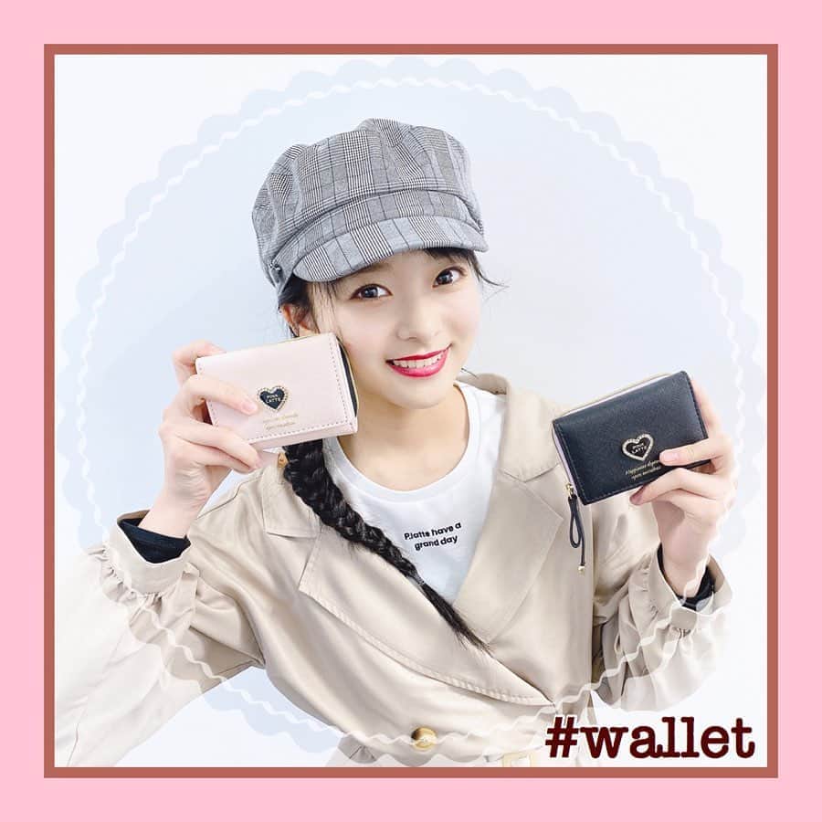 のインスタグラム：「【ピンクラテTV #モテ小物 🌹】ㅤㅤㅤ﻿ ﻿ #ユラリ が気になったのは、﻿ 🥨 #ミニ財布 🥰💕﻿ ﻿ 春だし、お財布やよく使うものって新調したくなるよね！﻿ このお財布、ちょうどいいサイズで﻿ 甘モテ系だけど、ロゴがシンプルだから﻿ 大人っぽいし何にでも合わせやすい🤭🌹💞💭﻿ ﻿ お財布って、長く使うからなるべく﻿ 飽きのこないデザインがいいな〜ってことで💓﻿ このお財布はおすすめ〜🤗💜﻿ ---﻿ #女子力 #女子力向上 #女子力向上委員会 #女子力高め﻿ #女子力あげたい #女子力向上計画﻿ #モテ #モテコーデ #モテ髪﻿ ---﻿ #PLTV #PINKlatteTV #ピンクラテTV﻿ #ピンクラテWEBモデル #ピンクラテ #ぴてぃーず ﻿ #宇井優良梨 #花田姫佳 #石山えこ #菅井純愛 #松本優菜﻿ #JCモデル #JSモデル」