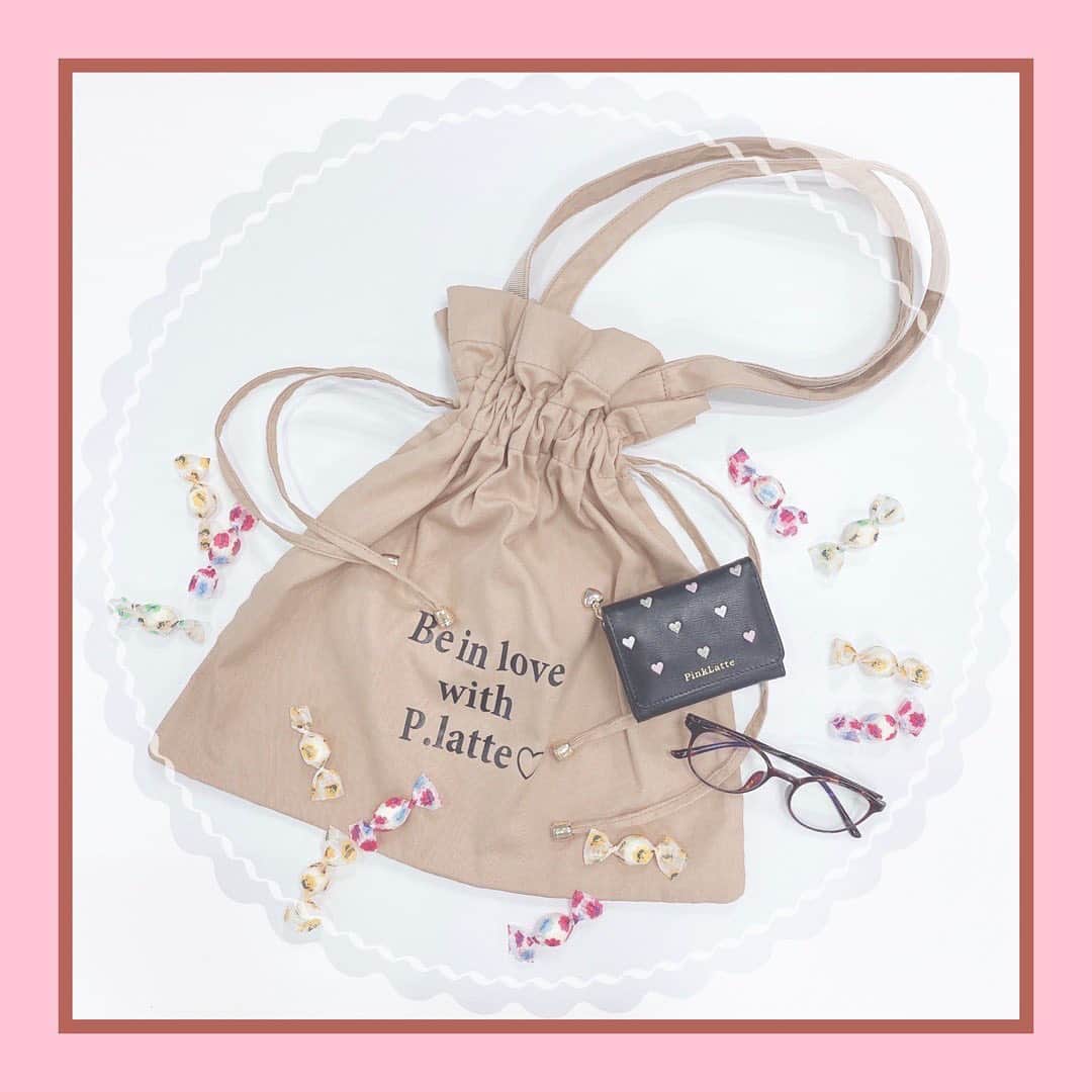 のインスタグラム：「【ピンクラテTV #モテ小物 🌹】ㅤㅤㅤ﻿ ﻿ もうすぐ春だし、かわいい小物が気になるっ🤔💭﻿ ってことで、ピンクラテのかわいい﻿ モテ系な小物を紹介するね😊💞﻿ ﻿ 🥨 巾着タイプの #トートバッグ﻿ ﻿ これかわいい！🥺ってなって、インスタでみんなに﻿ 絶対紹介しよ〜！って思ったの💓﻿ 撮影してるとき、通りがかったヒメカとアリアも﻿ 「えっめっちゃかわいい？これかわいくないですか？」﻿ って言ってた😚笑笑﻿ ﻿ 大人っぽいシンプルなロゴデザインだし、﻿ 荷物もたーっぷり入りそうで便利よね🤭💞👜﻿ ﻿ ピンクラテのオンラインストアをチェックしてね🍒﻿ ﻿ ---﻿ #女子力 #女子力向上 #女子力向上委員会 #女子力高め﻿ #女子力あげたい #女子力向上計画﻿ #モテ #モテコーデ #モテ髪﻿ ---﻿ #PLTV #PINKlatteTV #ピンクラテTV﻿ #ピンクラテWEBモデル #ピンクラテ #ぴてぃーず ﻿ #宇井優良梨 #花田姫佳 #石山えこ #菅井純愛 #松本優菜﻿ #JCモデル #JSモデル」