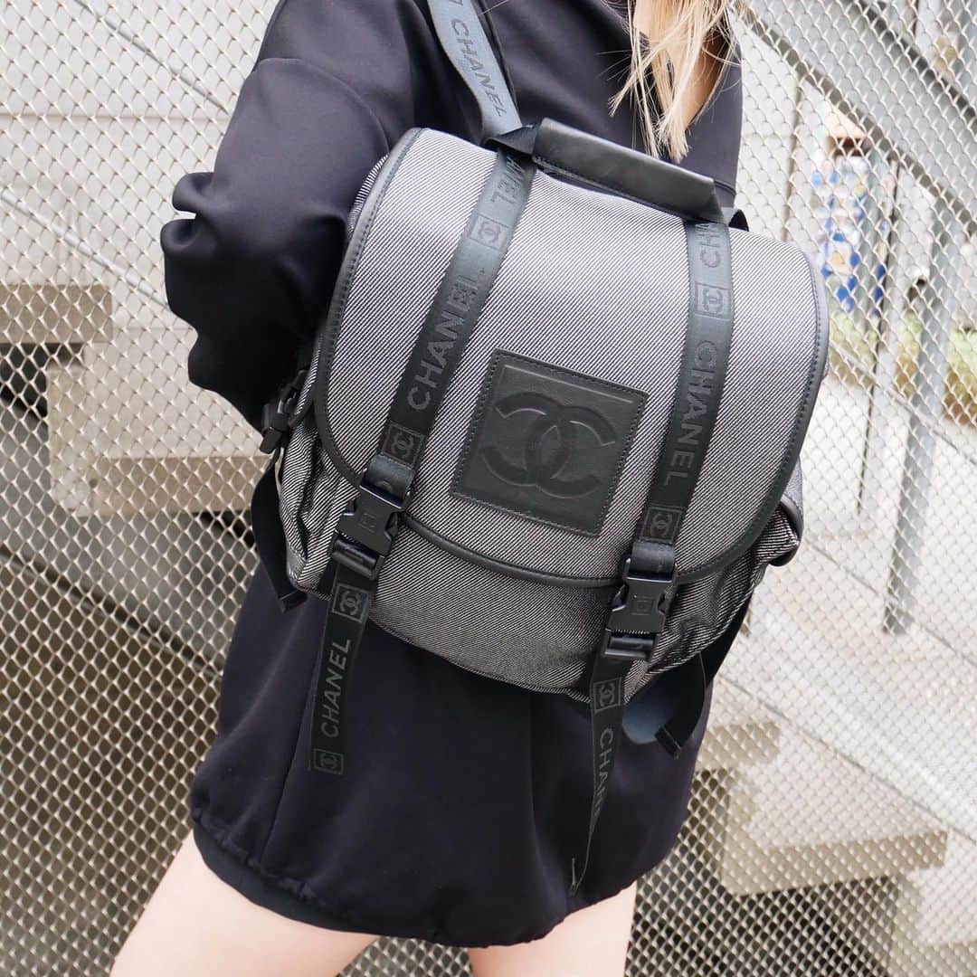 Vintage Brand Boutique AMOREさんのインスタグラム写真 - (Vintage Brand Boutique AMOREInstagram)「Chanel Sport silver thread backpack ▶︎Free Shipping Worldwide✈️ ≫≫≫ DM for more information 📩 info@amorevintagetokyo.com #AMOREvintage #AMORETOKYO #tokyo #Omotesando #Aoyama #harajuku #vintage #vintageshop #ヴィンテージ #ヴィンテージショップ #アモーレ #アモーレトーキョー #表参道 #青山 #原宿#東京 #chanel #chanelvintage #vintagechanel #ヴィンテージ #シャネル #ヴィンテージシャネル #amorewardrobe #アモーレワードローブ」2月21日 17時33分 - amore_tokyo